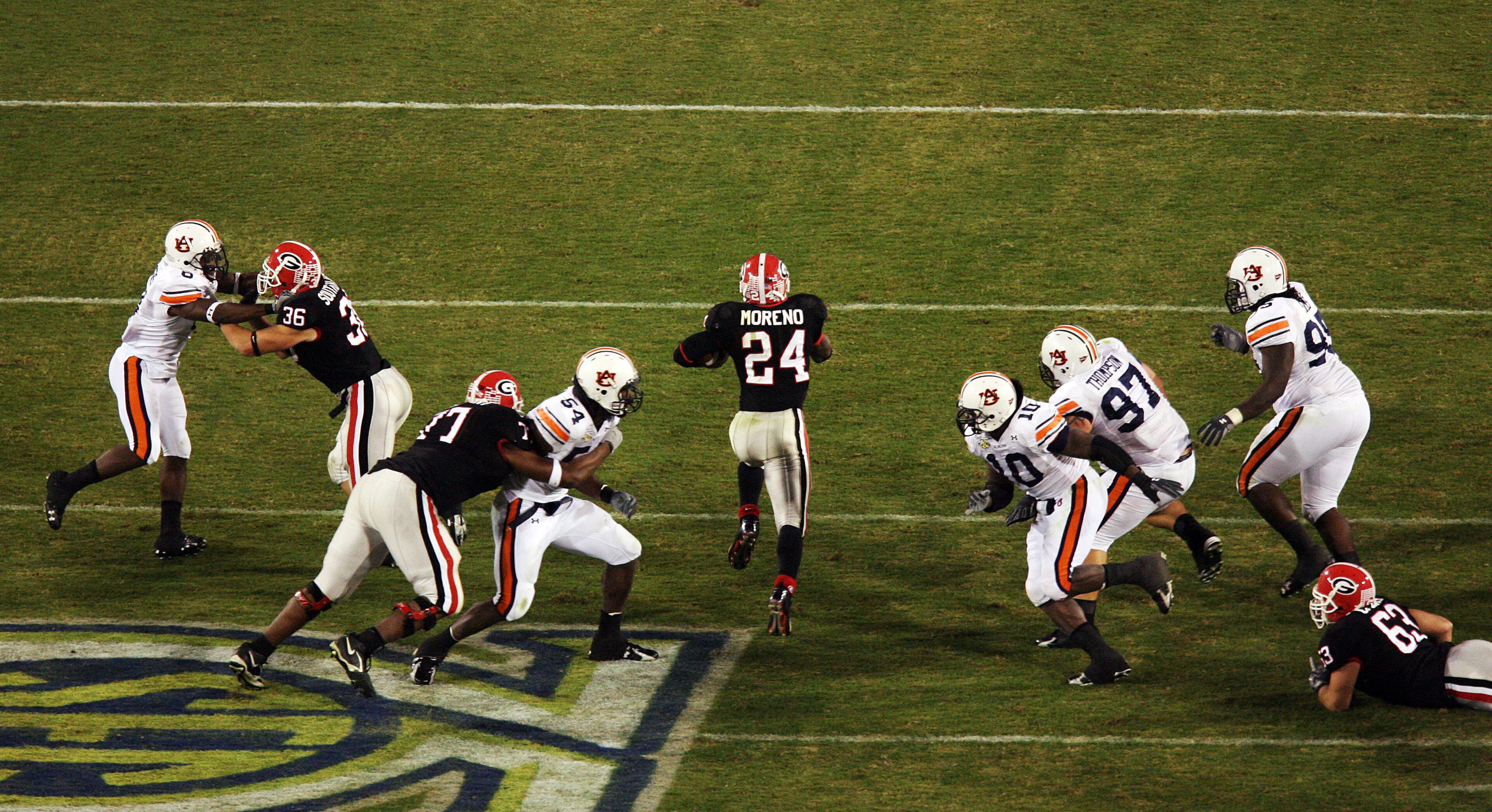 Georgia tailback Knowshon Moreno (24) hits a huge hole against Auburn on November 10, 2007. POUYA DIANAT / Staff