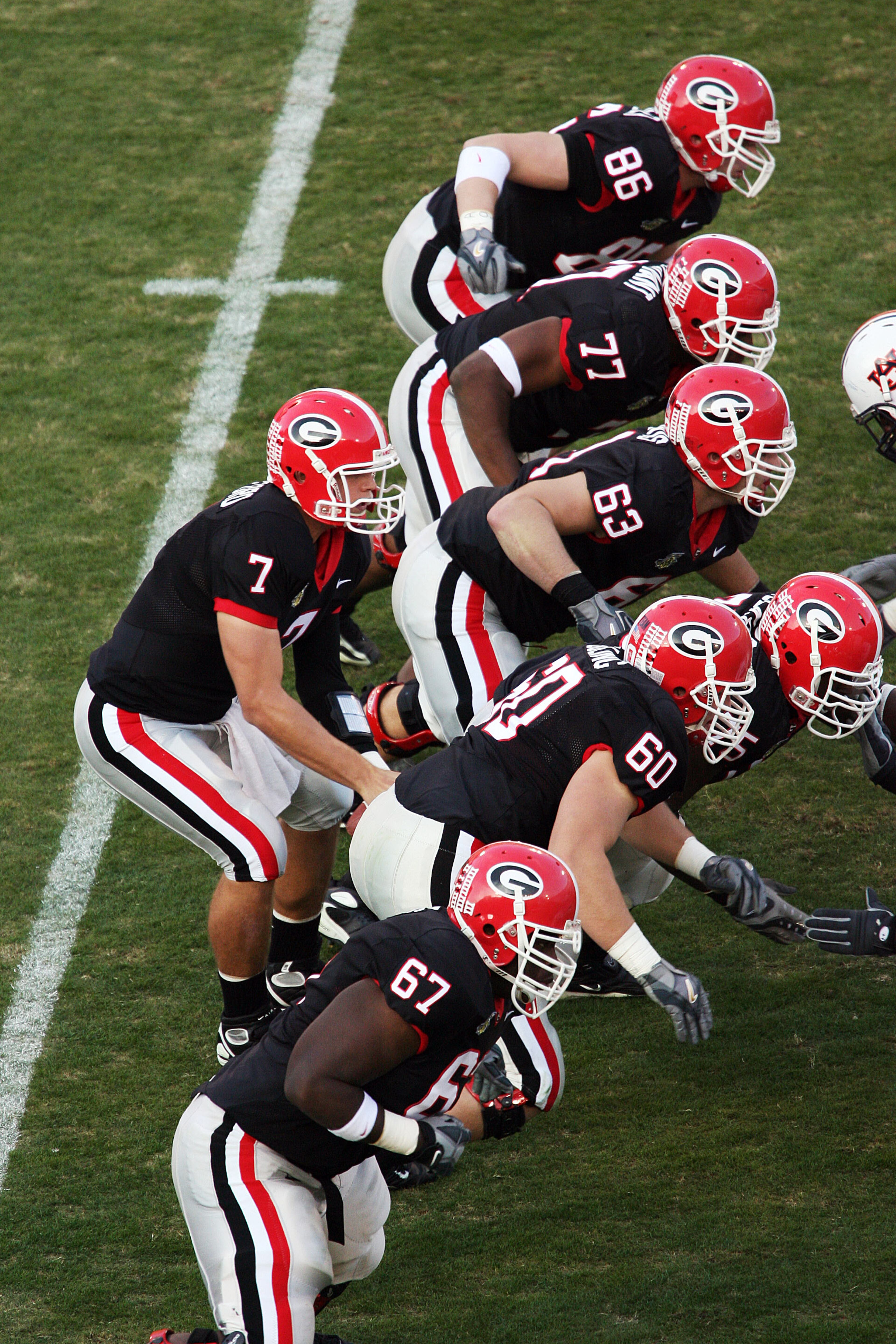 Georgia quarterback Matthew Stafford (7) drops back to pass behind his offensive line against Auburn on November 10, 2007. POUYA DIANAT / Staff