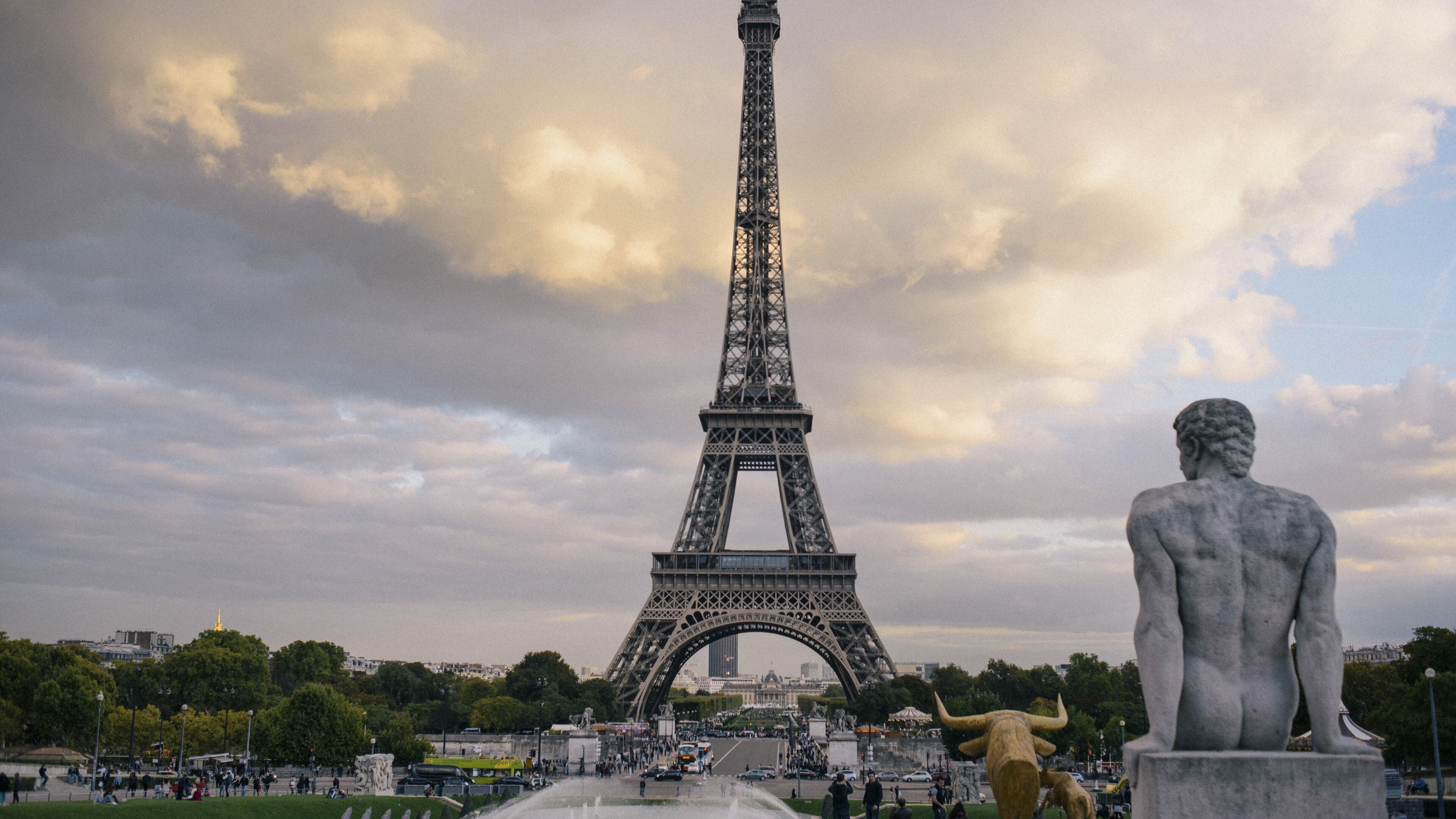 The Eiffel Tower in Paris, Oct. 7, 2015. New apps can connect travelers with guides and direct them to the most picturesque blocks in Paris and other cities. (Dmitry Kostyukov/The New York Times)