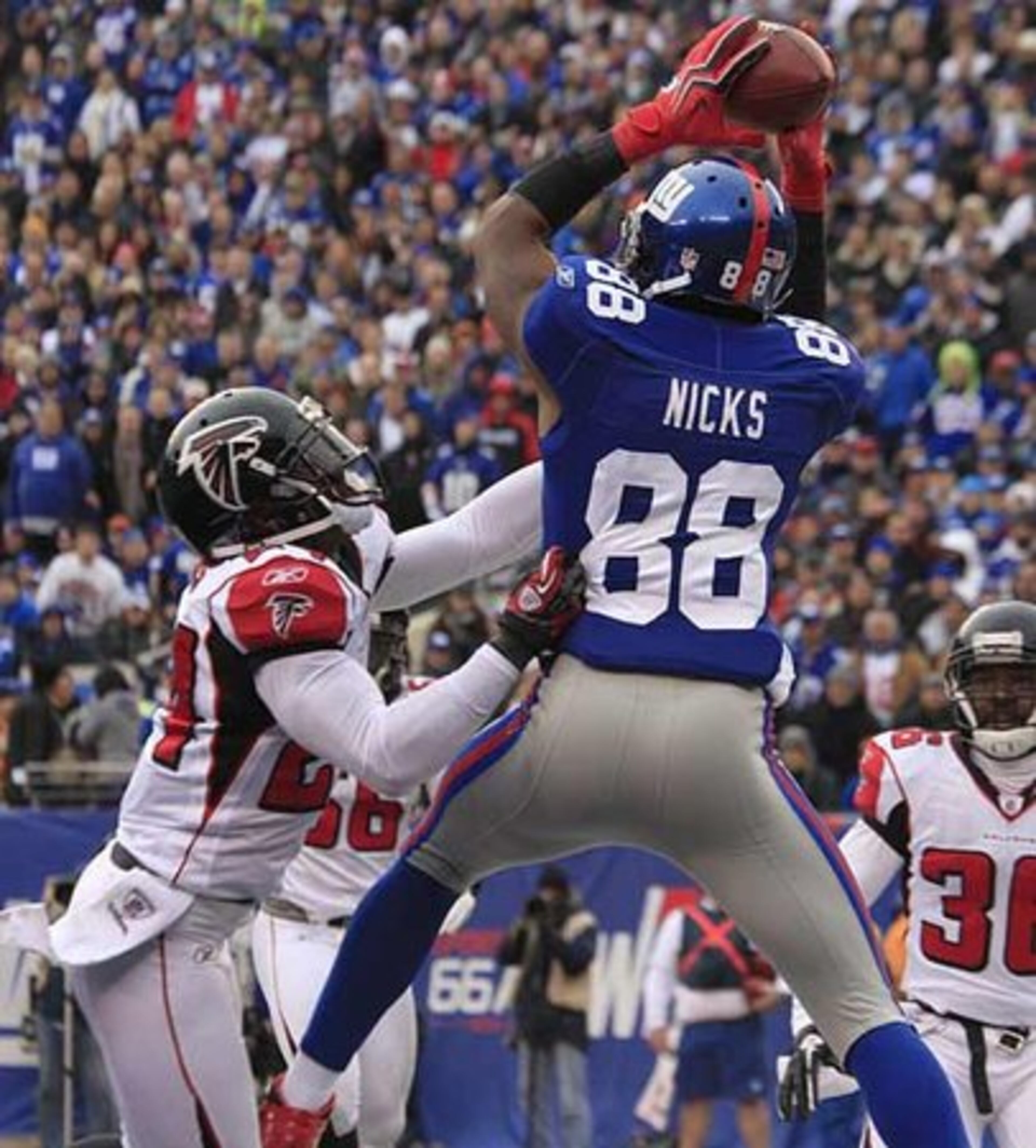 Giants wide receiver Hakeem Nicks (88) pulls down a four yard touchdown pass against Atlanta Falcons cornerback Dominique Franks (24) as teammate James Sanders (36) looks on.