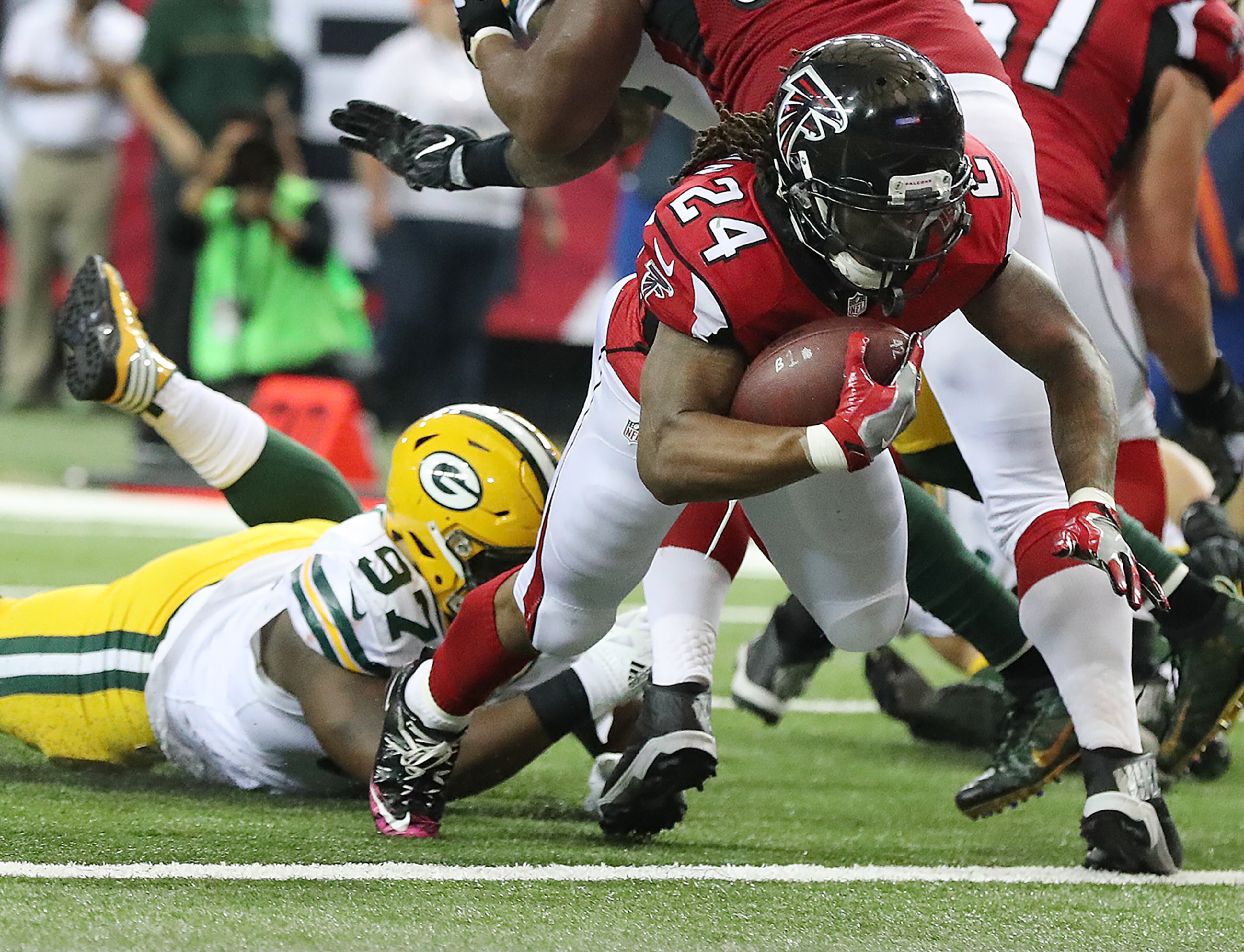 October 30, 2016 ATLANTA: Falcons running back Devonta Freeman gets into the endzone past Packers Kenny Clark to cut the Packers lead to 21-19 during the second quarter in an NFL football game on Sunday, Oct. 30, 2016, in Atlanta. Curtis Compton /ccompton@ajc.com
