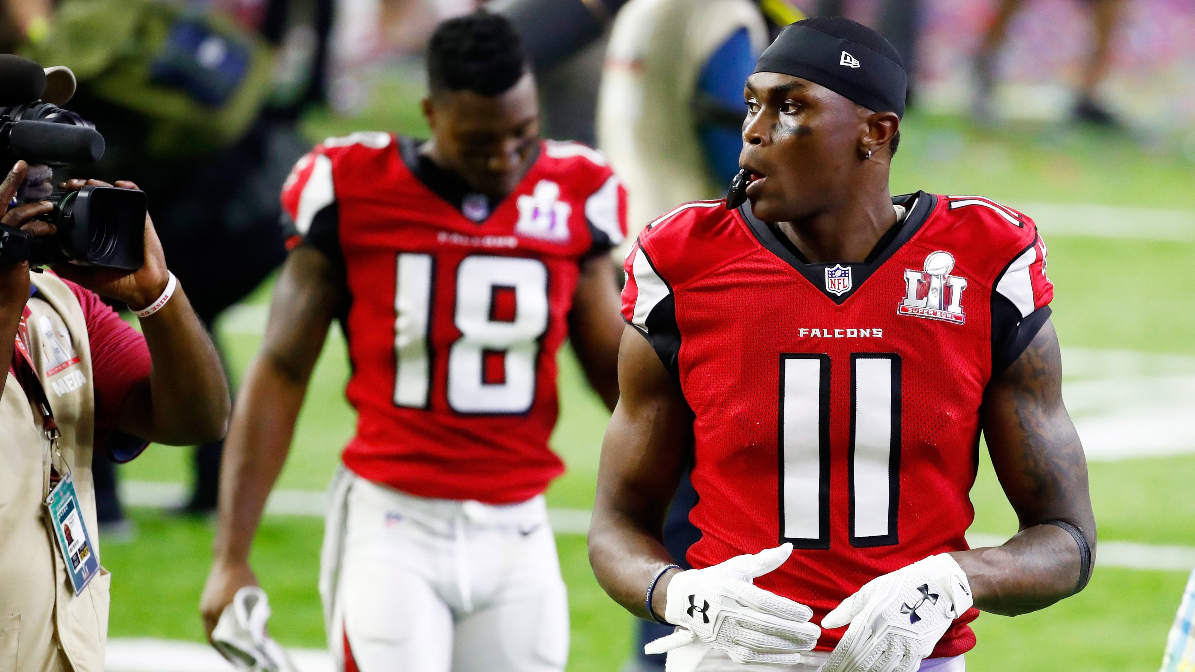 HOUSTON, TX - FEBRUARY 05: Julio Jones #11 of the Atlanta Falcons walks off the field after losing to the New England Patriots 34-28 in overtime during Super Bowl 51 at NRG Stadium on February 5, 2017 in Houston, Texas. (Photo by Gregory Shamus/Getty Images)