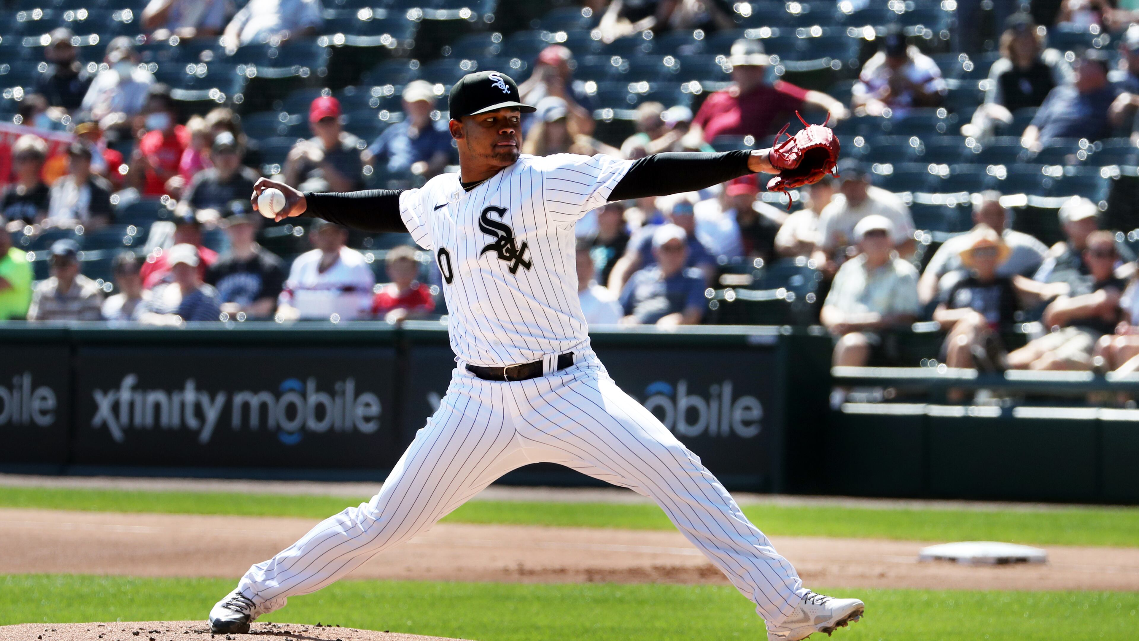 White Sox starting pitcher Reynaldo Lopez (40) throws against the Angels at Guaranteed Rate Field in Chicago on Thursday, Sept. 16, 2021. (Terrence Antonio James/Chicago Tribune/TNS)