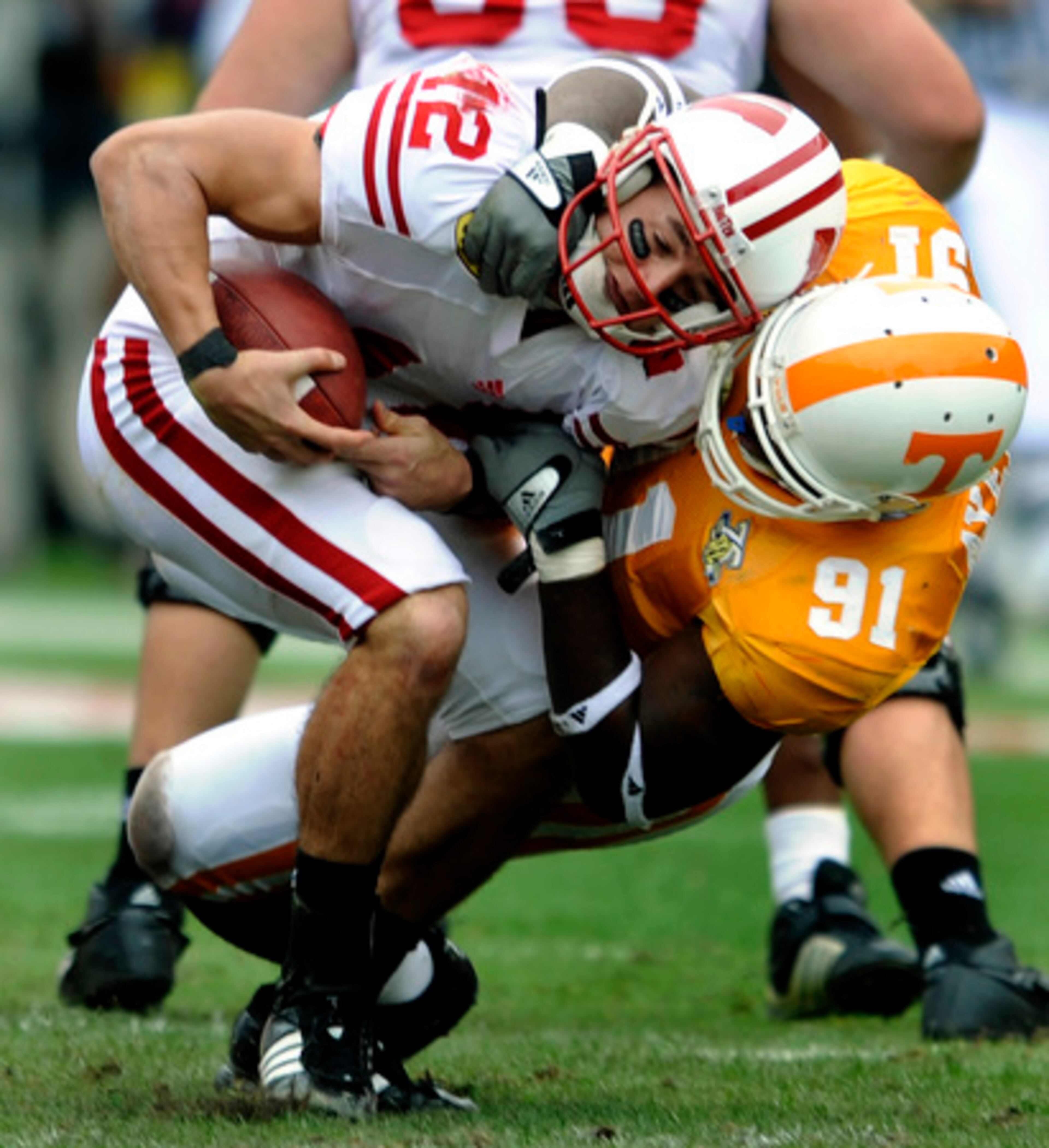 Tennessee defensive end Robert Ayers (91) sacks Wisconsin quarterback Tyler Donovan (12) during the second quarter.