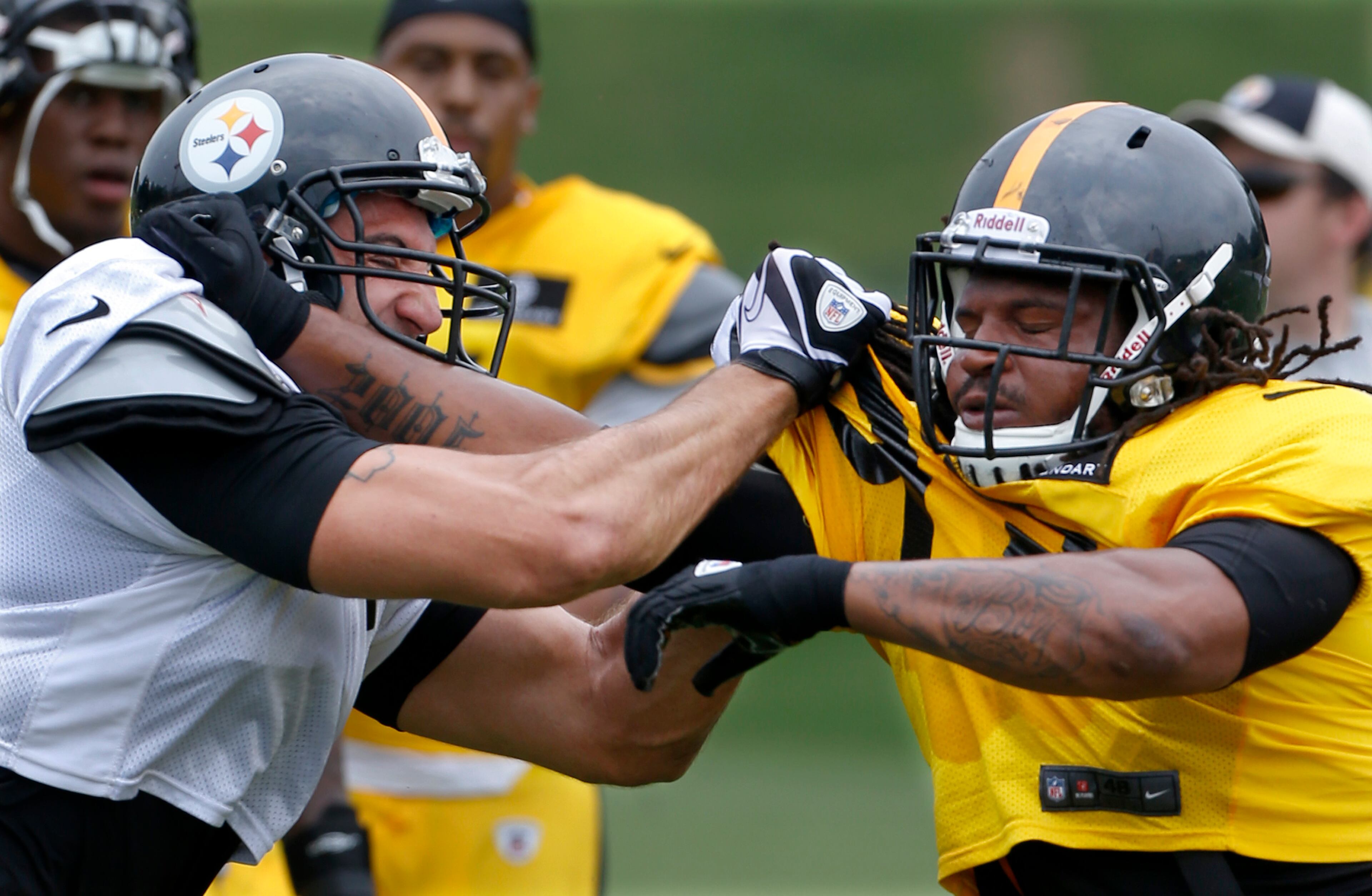 Pittsburgh Steelers tight end Matt Spaeth, left, competes in a one-on-one drill against linebacker Jarvis Jones during NFL football training camp in Latrobe, Pa., on Wednesday, July 31, 2013 . (AP Photo/Keith Srakocic)