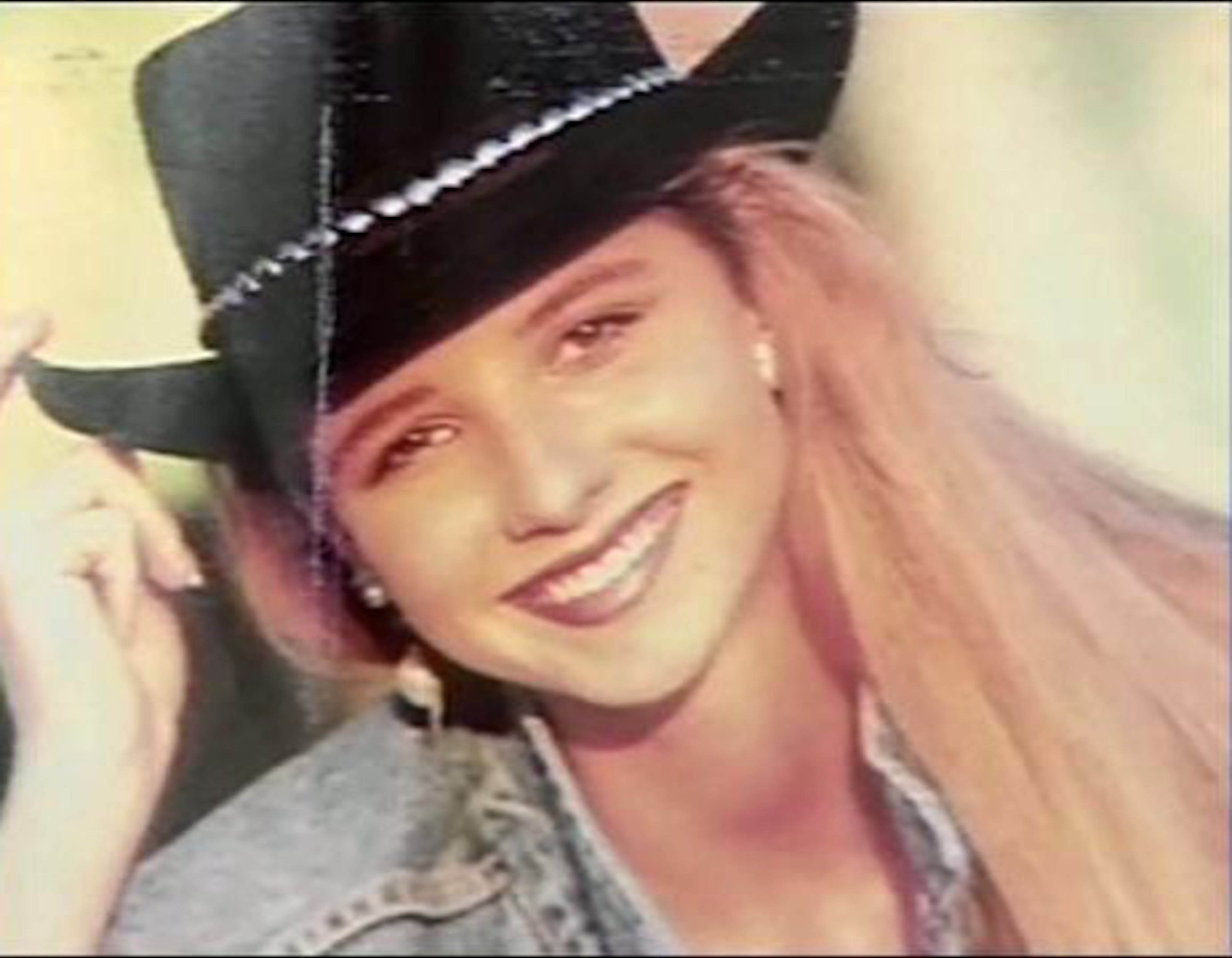 Kuszak, 35, met up with her fiance and friends on the island. She was five months pregnant and worked on sailboats and part-time in real estate and catering.