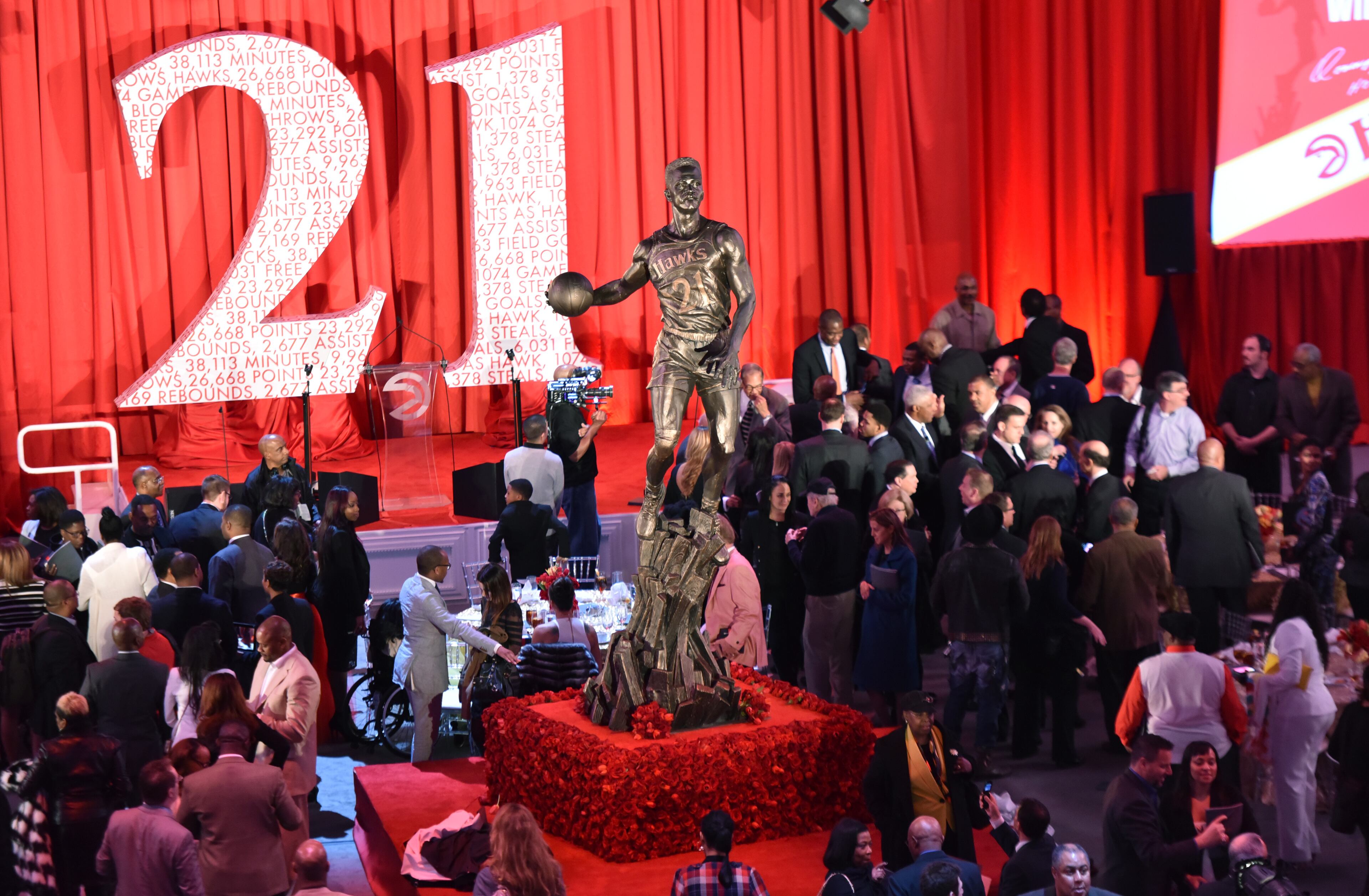The Atlanta Hawks unveiled a large statue of former legendary Hawks player Dominique Wilkins during a private luncheon and ceremony at Philips Arena on Thursday, March 5, 2015. The Atlanta Hawks unveiled a large statue of former legendary Hawks player Dominique Wilkins on Thursday at Philips Arena. Measuring 13 1/2 feet in height, the granite statue was unveiled at a private luncheon and ceremony on the arena floor. HYOSUB SHIN / HSHIN@AJC.COM