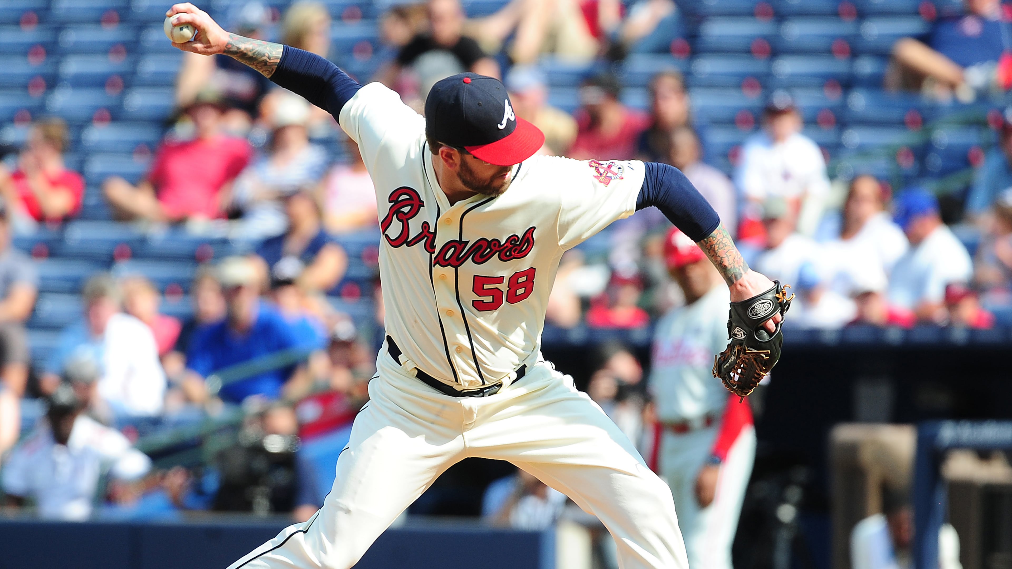 Peter Moylan of the Braves throws against the Philadelphia Philiies at Turner Field on September 20, 2015. (Photo by Scott Cunningham/Getty Images)