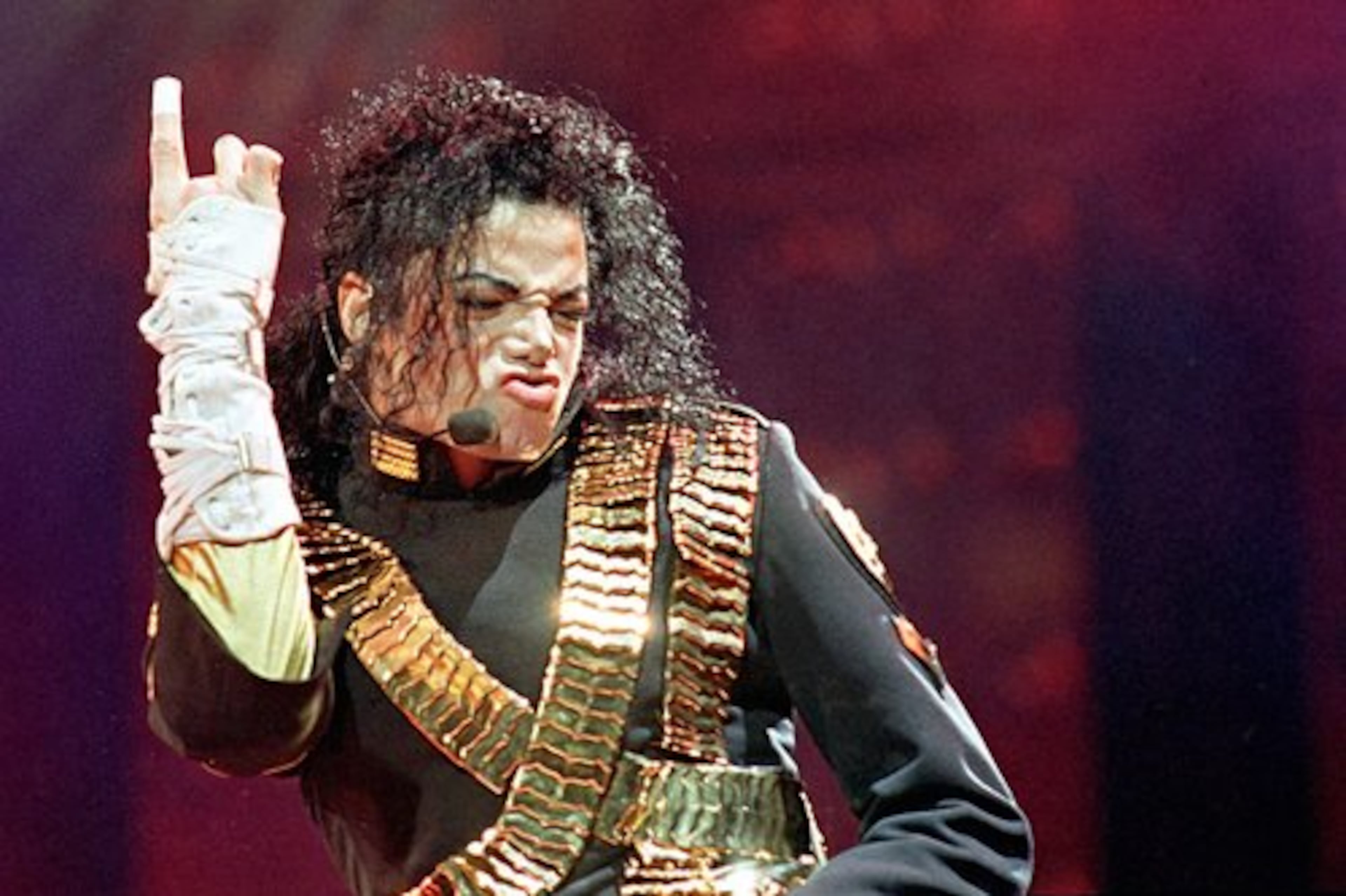 The 2009 American Music Award nominees were announced on Tuesday and the late Michael Jackson is up for no fewer than five, including Artist of the Year. The awards will be televised live Nov. 22 on ABC.