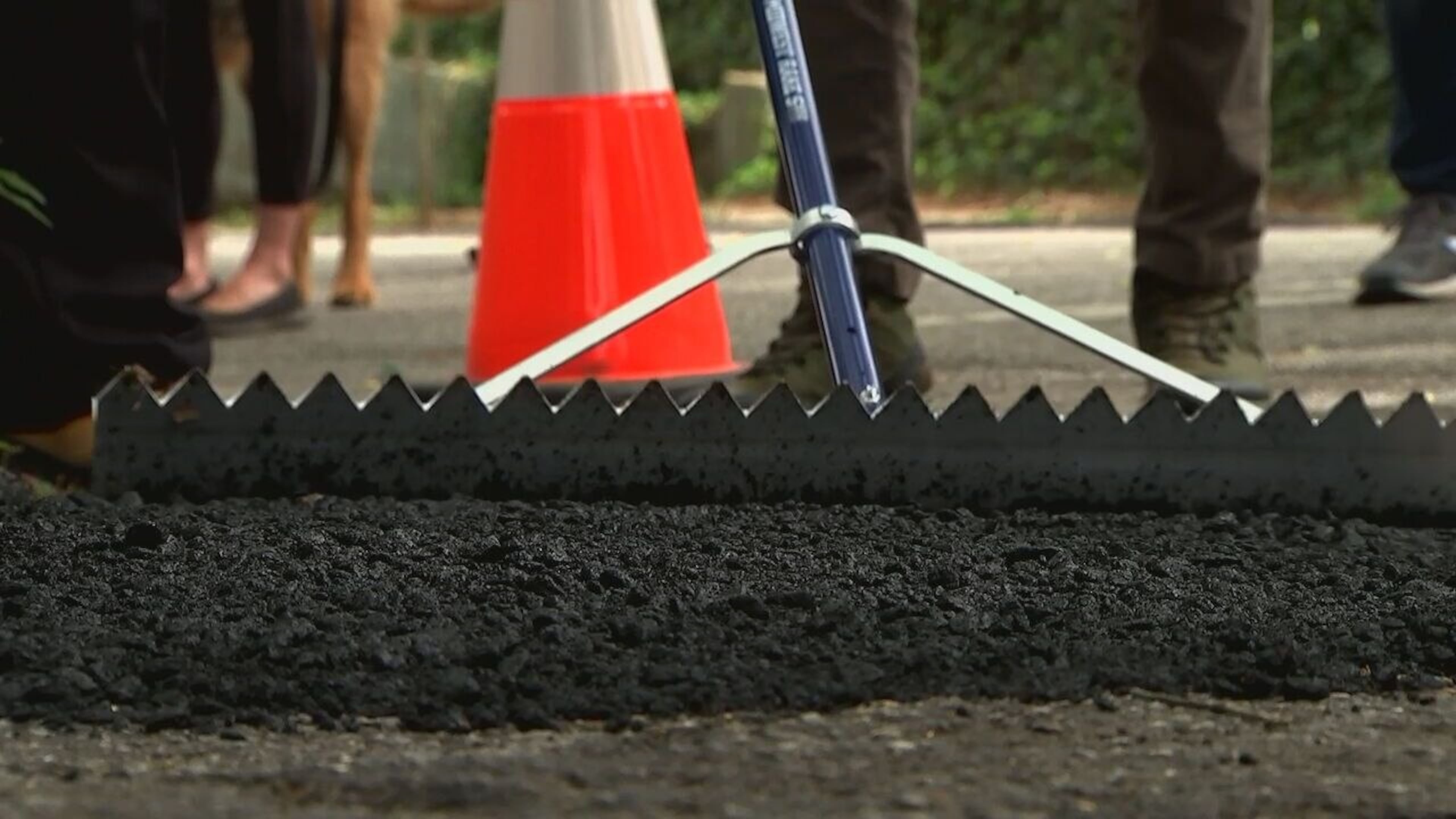 ‘Pothole Posse’ tackling troubled roads in Atlanta neighborhood. (WSB screenshot)