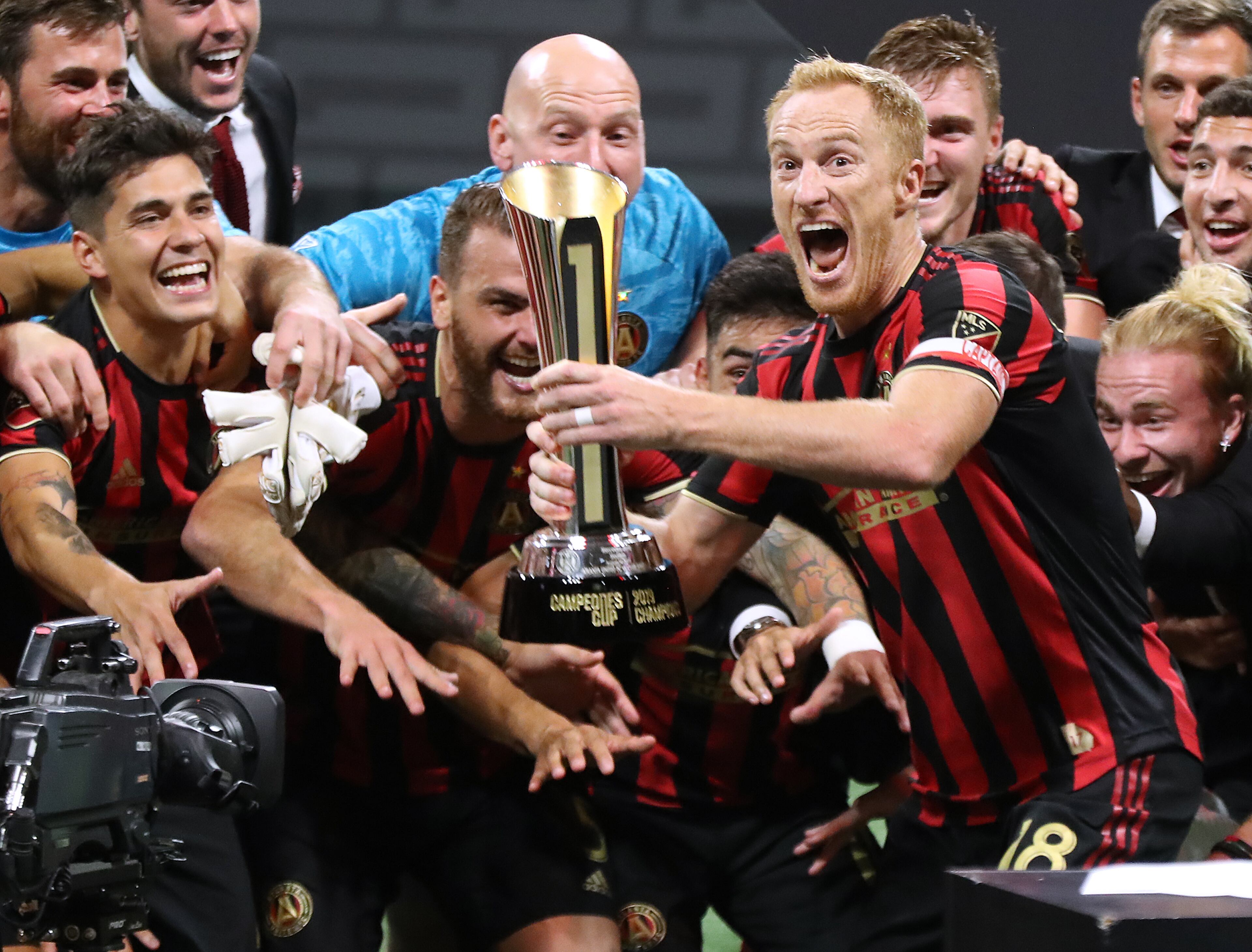Atlanta United captain Jeff Larentowicz hoists the trophy for the team to celebrate a 3-2 victory over Club America to win the Campeones Cup on Wednesday, August 14, 2019, in Atlanta. Curtis Compton/ccompton@ajc.com