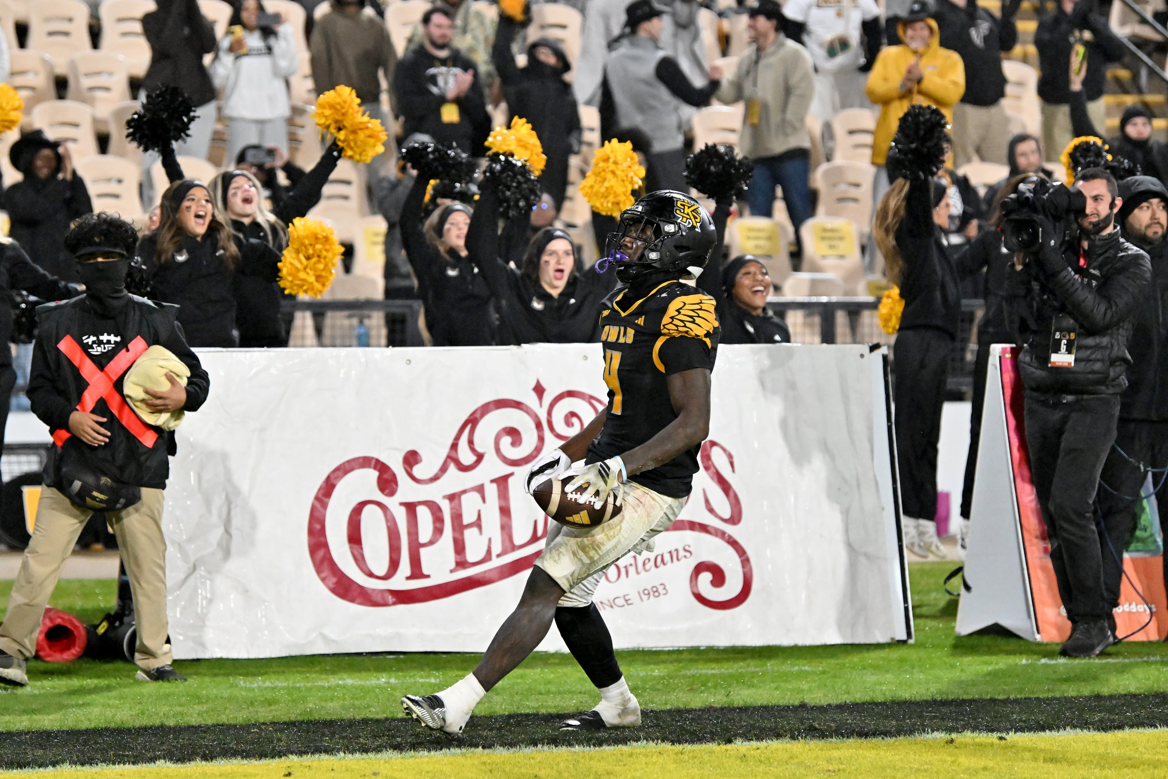 Kennesaw State running back Chase Belcher (4). scores a touchdown during the second half in an NCAA college football game at Fifth Third Stadium, Tuesday, October 28, 2025 in Kennesaw. Kennesaw State won 33-20 over University of Texas at El Paso. (Hyosub Shin / AJC)