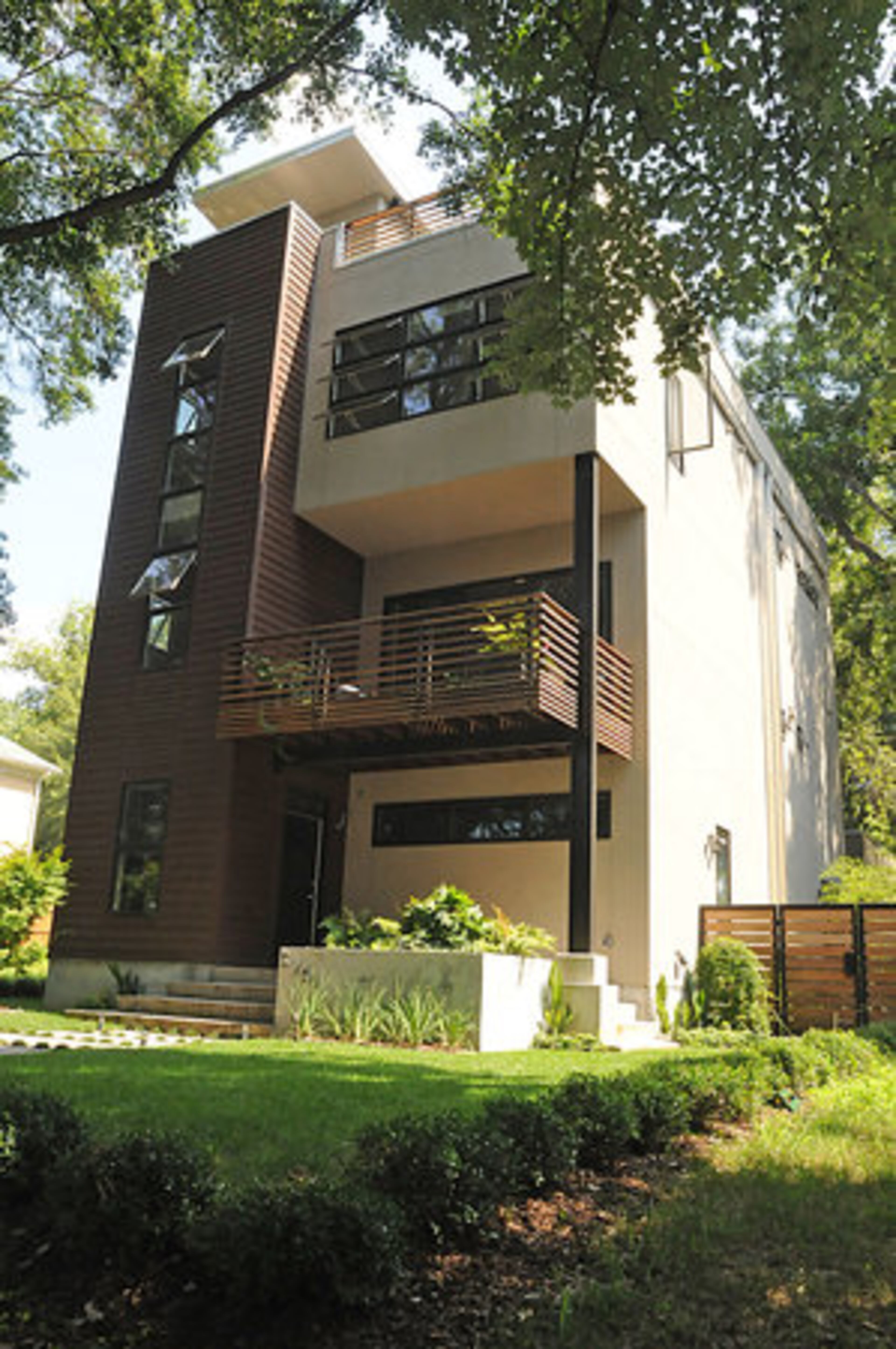 This eye-catching EarthCraft home is located in the Old Fourth Ward neighborhood of Atlanta. Kip and Candice Rupp had their home designed by TaC Studios, with the end result being a modern home with energy-efficient features. Building materials are recycled and windows are strategically used to keep heating costs low.