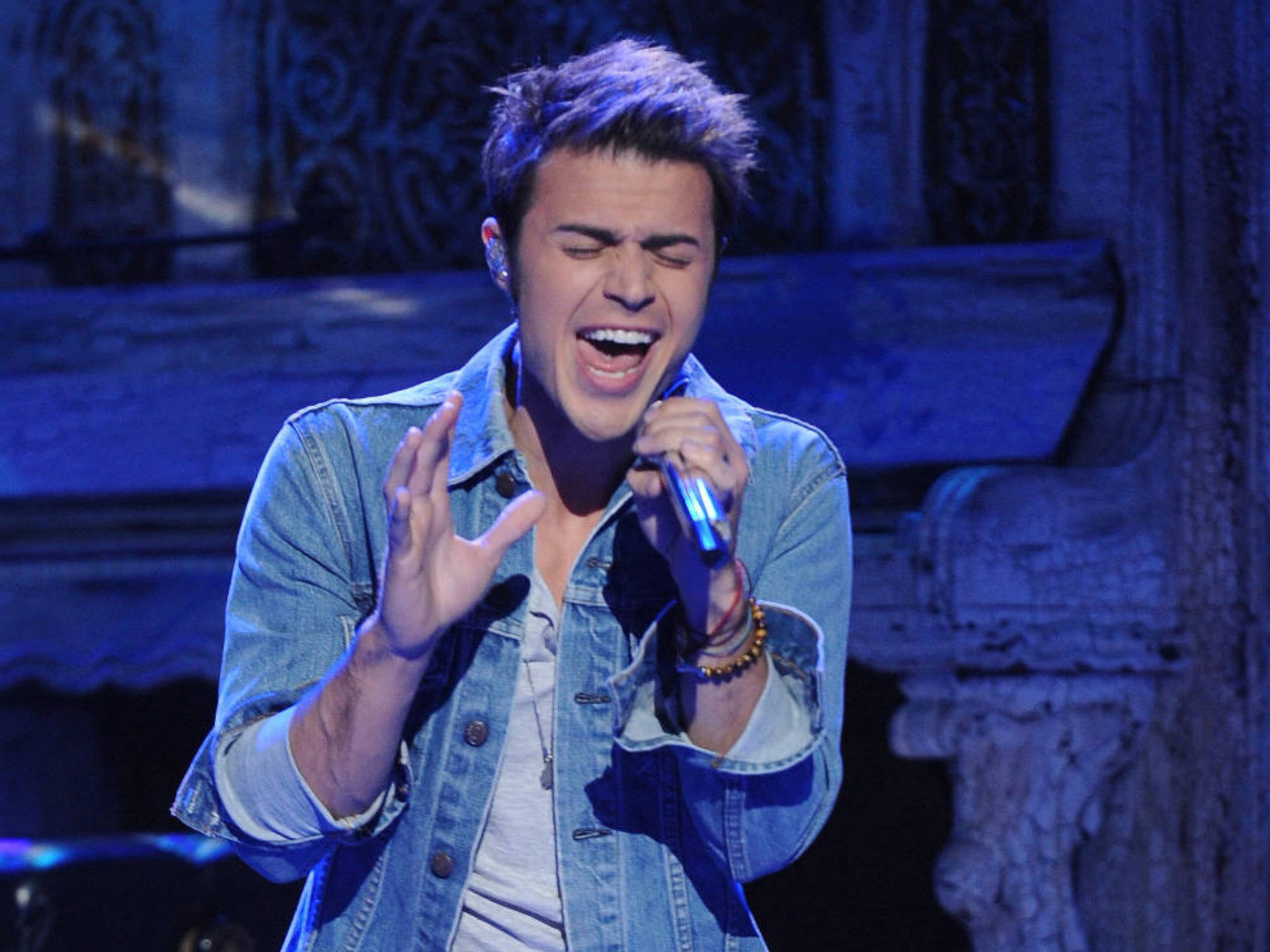 AMERICAN IDOL: Kris Allen performs on AMERICAN IDOL airing Thursday, April 19 (8:00-9:00 PM ET/PT) on FOX. CR: Michael Becker / FOX.