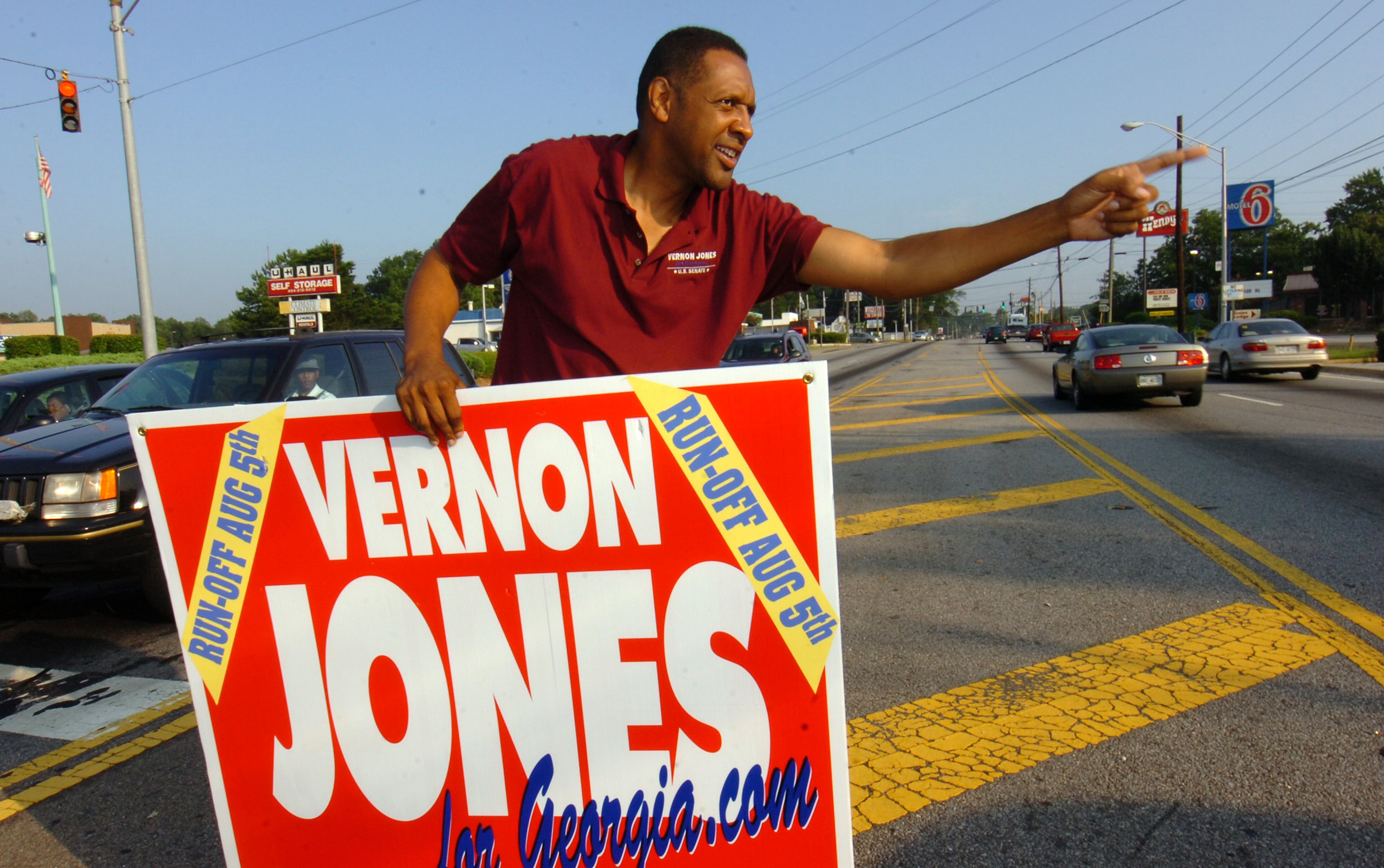 Senate candidate Vernon Jones campaigns at Candler Road and I-20 in August 2008. Renee' Hannans Henry/AJC.