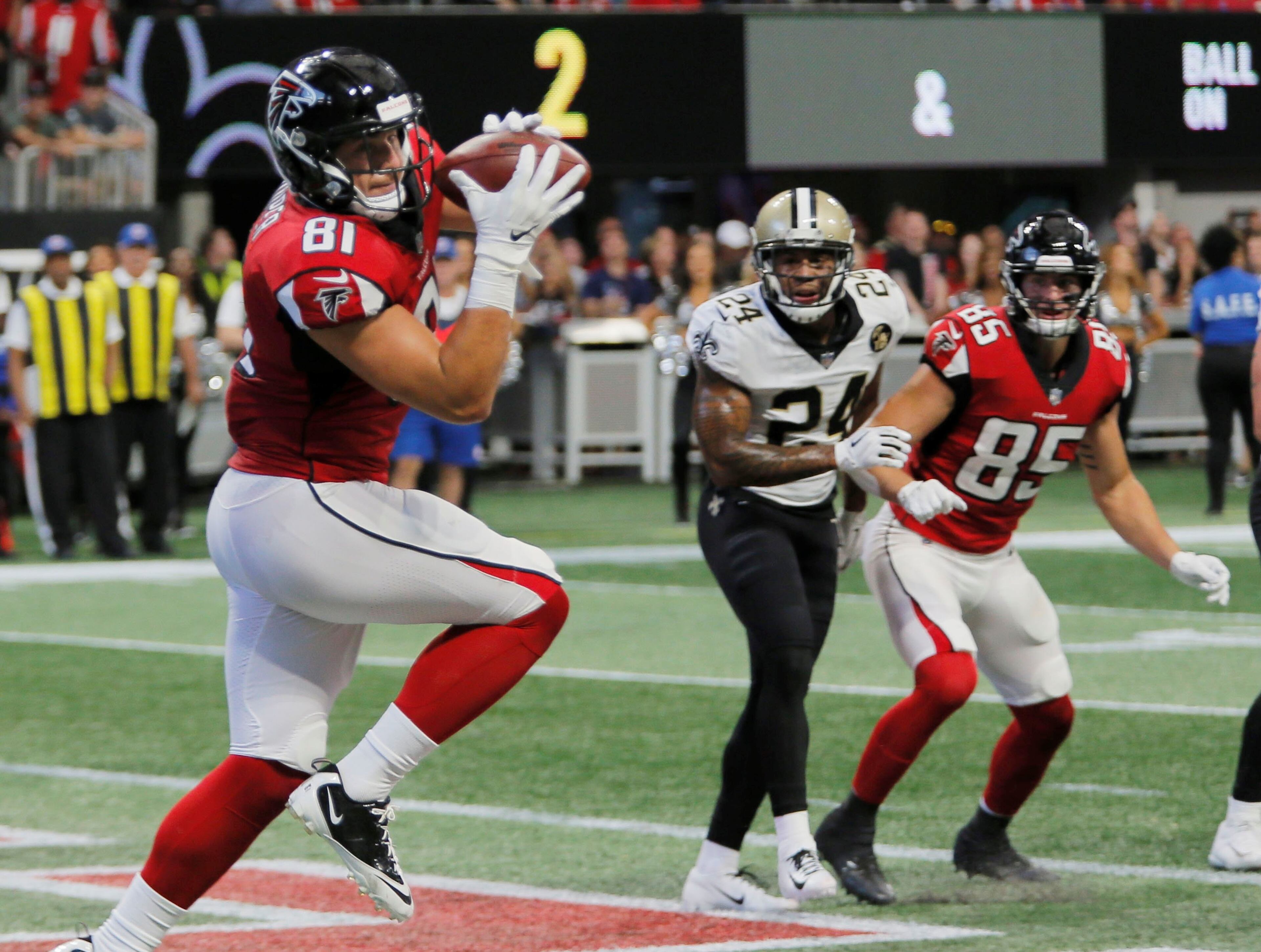 9/23/18 - Atlanta - Atlanta Falcons tight end Austin Hooper (81) catches a two point conversion in the end zone in the second half. The Atlanta Falcons played the New Orleans Saints in an NFL football game Sunday, Sept 23, 2018, at Mercedes-Benz Stadium in Atlanta, GA. BOB ANDRES /BANDRES@AJC.COM