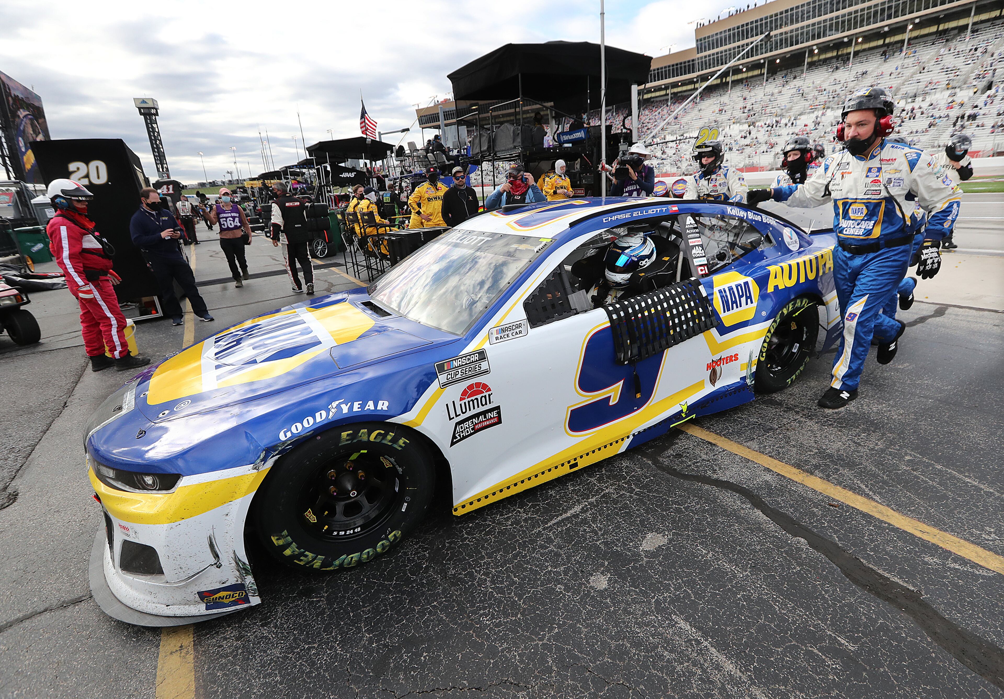 Chase Elliott’s pit crew pushes him off the track to the garage with apparent engine trouble during the Folds of Honor QuikTrip 500 Sunday, March 21, 2021, at Atlanta Motor Speedway in Hampton. (Curtis Compton / Curtis.Compton@ajc.com)