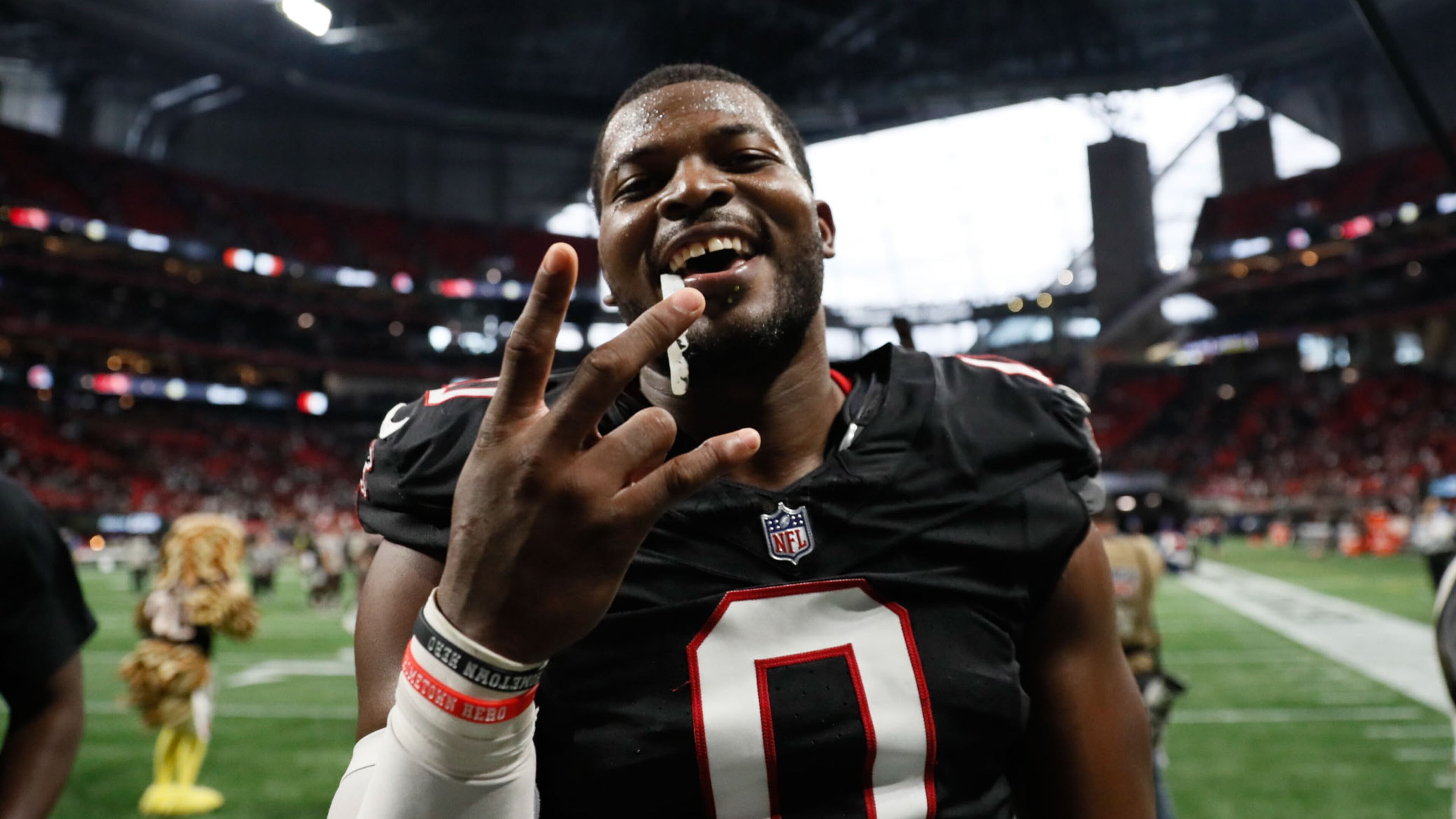 Former Falcons linebacker Lorenzo Carter, who played in 96 NFL games with 62 starts, announced his retirement Monday. (Miguel Martinez/AJC)