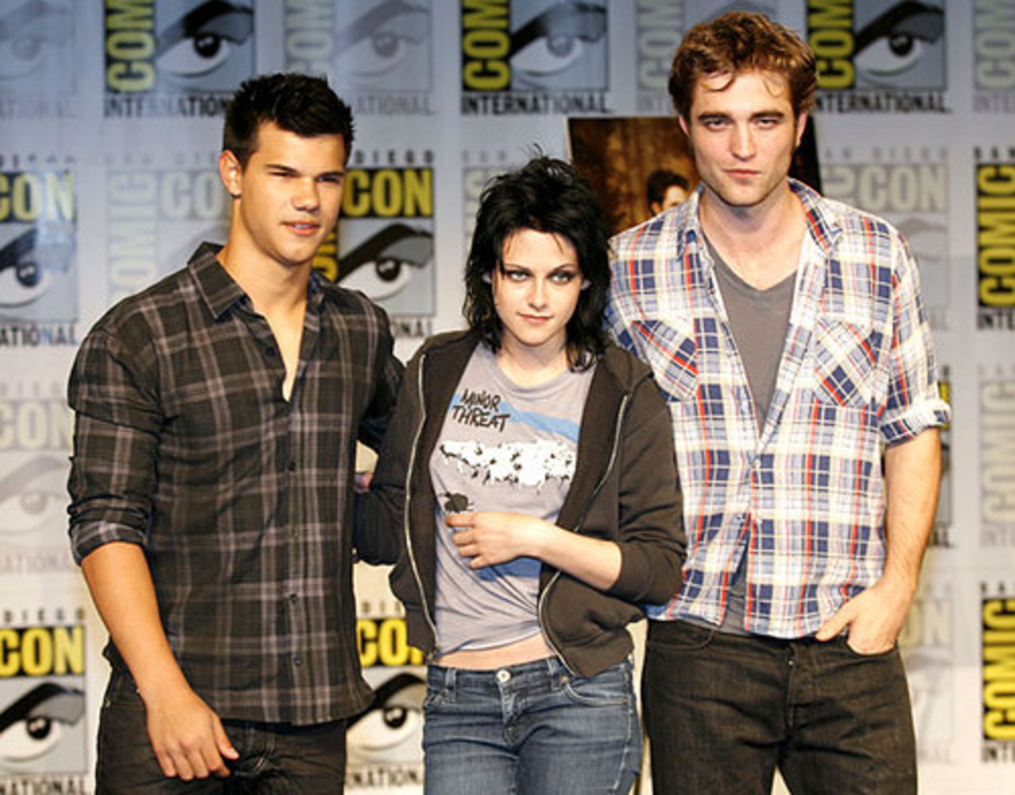 Taylor Lautner, left, Kristen Stewart, center, and Robert Pattinson, right, attend a news conference to promote their new film "Twilight: New Moon" at the Comic-Con International 2009 convention.