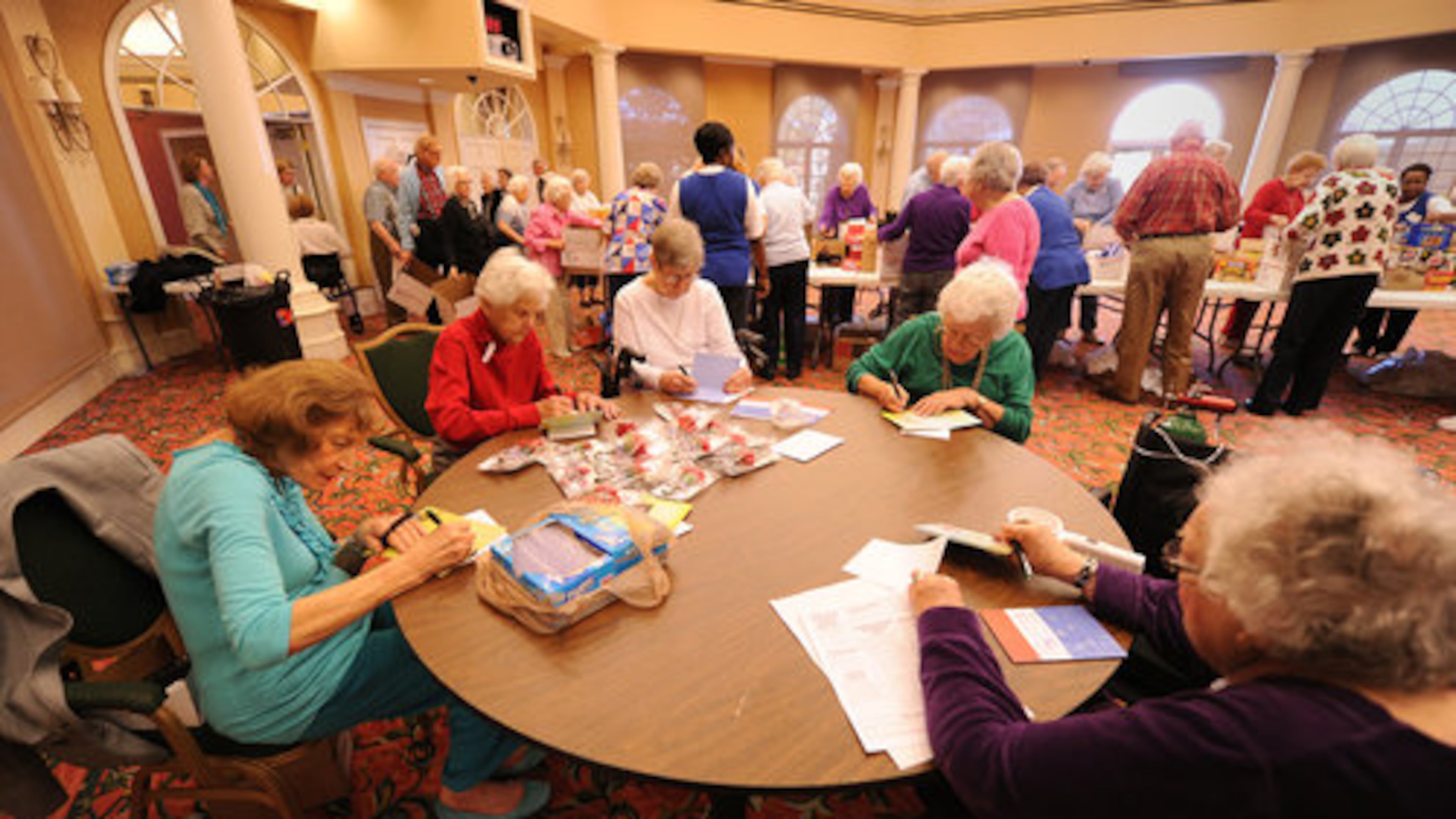 Seniors write personal messages to Marines.