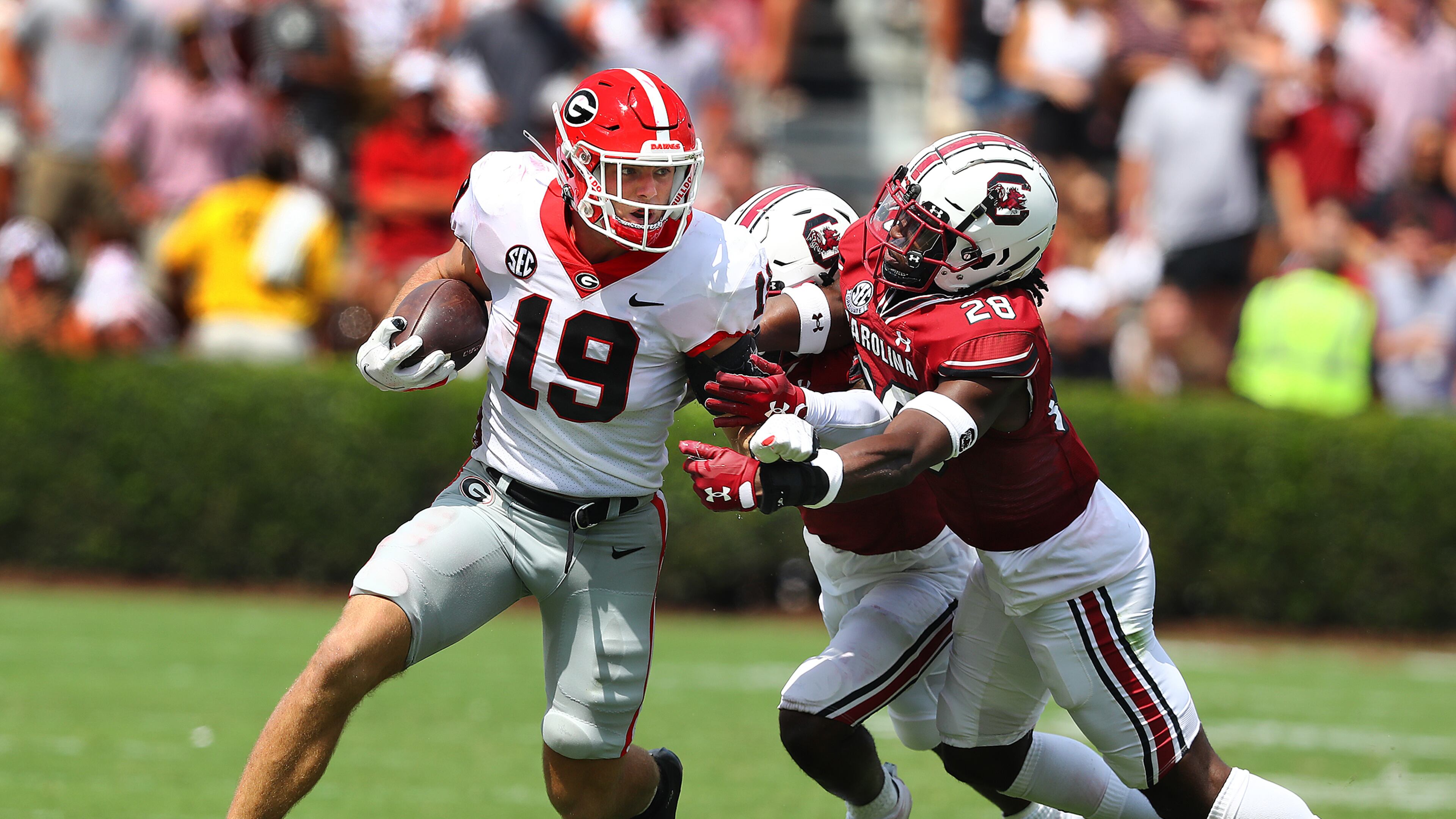 091722 Columbia: Georgia tight end Brock Bowers makes a first down reception against South Carolina during the second quarter in a NCAA college football game on Saturday, Sept. 17, 2022, in Columbia. Bowers caught five passes and scored three touchdowns in the game. “Curtis Compton / Curtis Compton@ajc.com