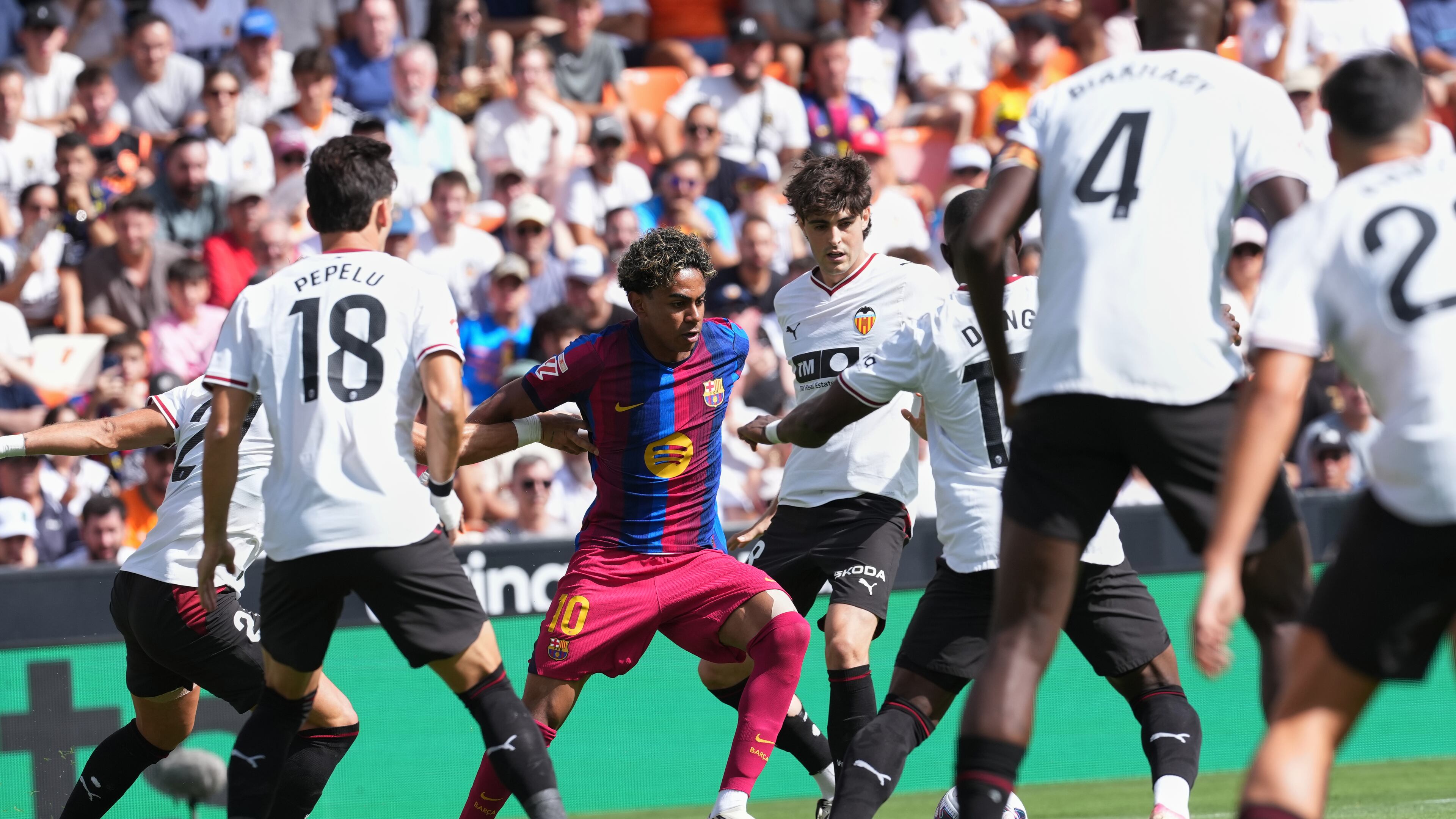 Barcelona's Lamine Yamal fights for the ball during a Spanish La Liga soccer match between Valencia and Barcelona in Valencia, Spain, Sunday, Sept. 6, 2026. (AP Photo/Alberto Saiz)