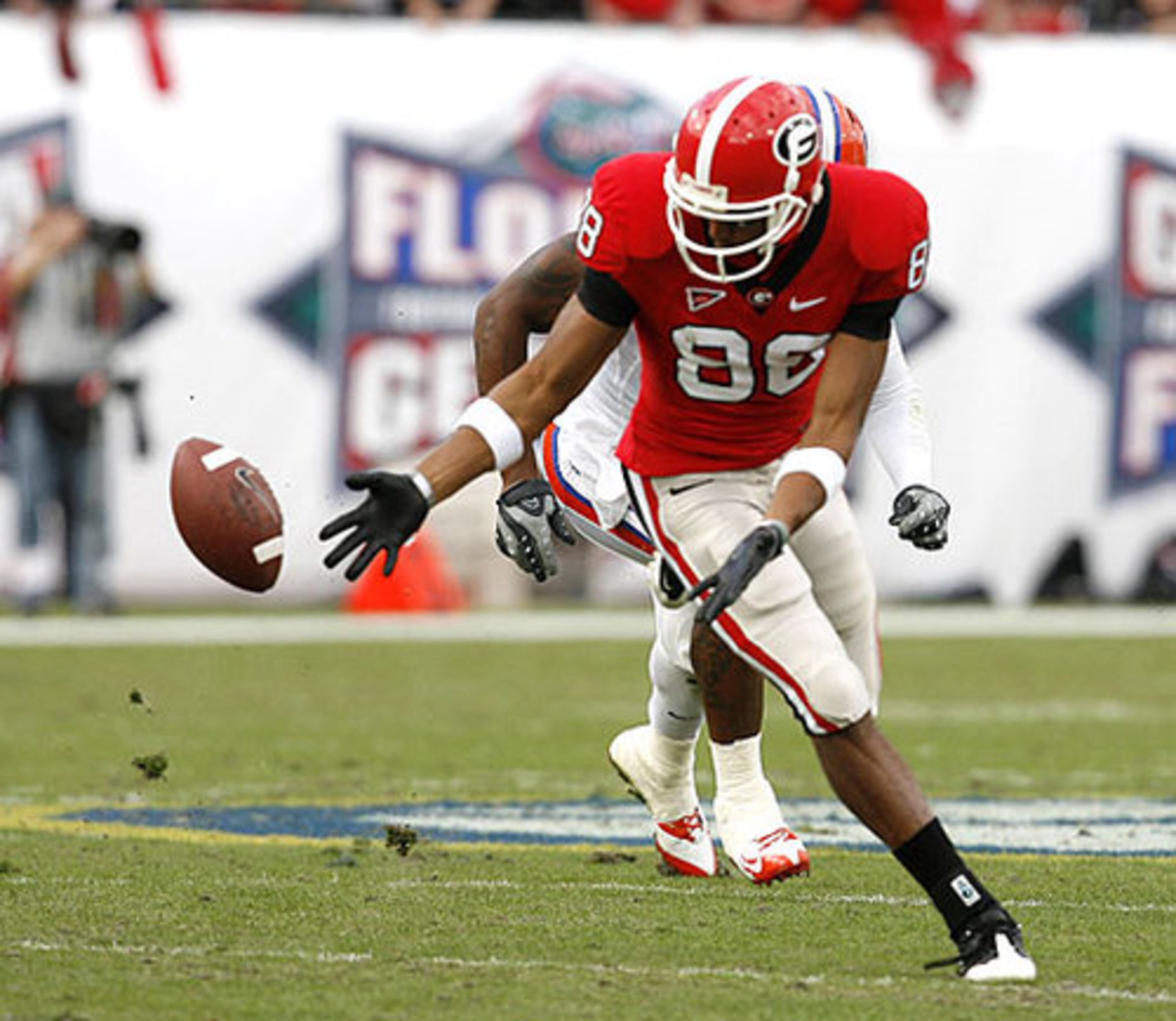 Georgia wide receiver Kenneth Harris (88) can't come up with this catch.