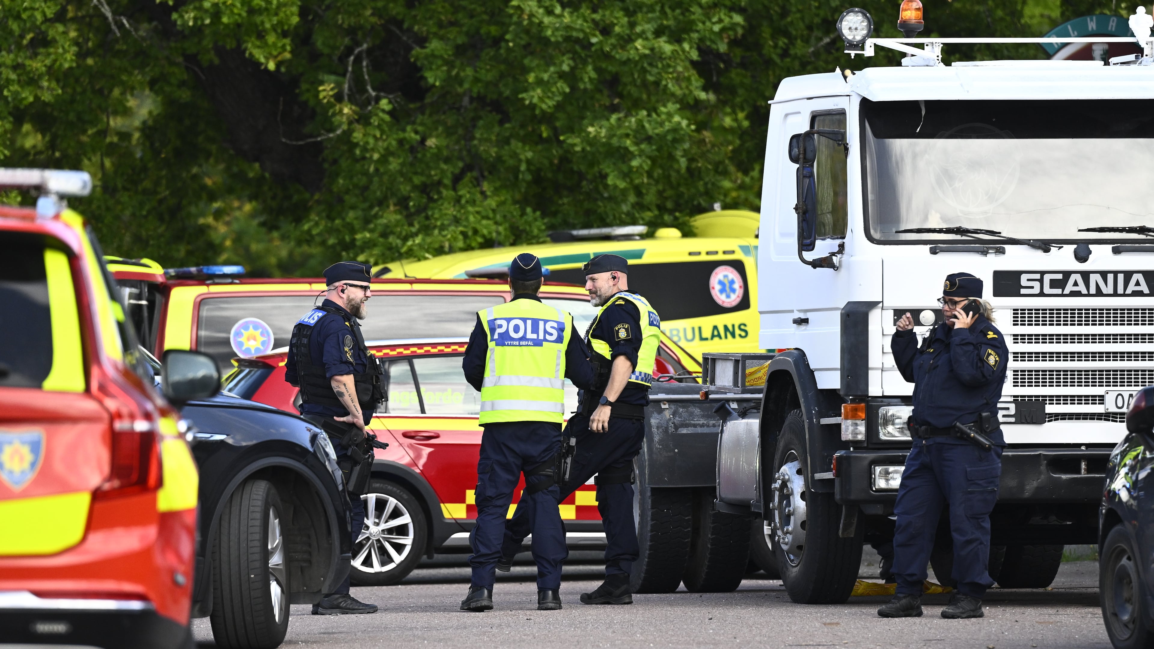 Police and emergency personnel outside Brinellskolan during a major emergency response after a man with a sword reportedly injured several people at the school in Fagersta, Sweden, Friday, Aug. 21, 2026. (Fredrik Sandberg/TT News Agency via AP)