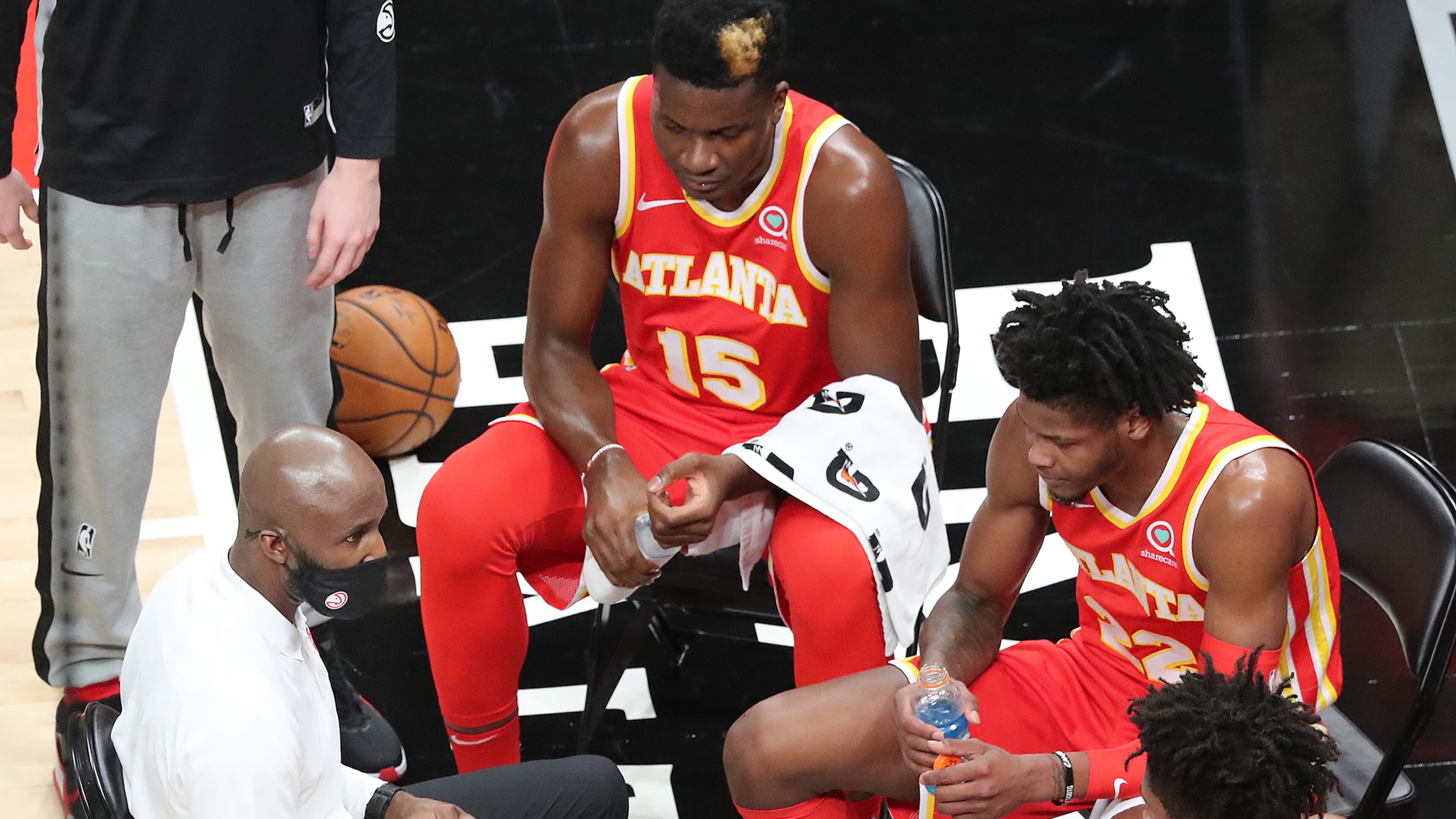 122820 ATLANTA: Atlanta Hawks head coach Lloyd Pierce coaches up his team against the Detroit Pistons in a NBA basketball game on Monday, Dec. 28, 2020, in Atlanta. “Curtis Compton / Curtis.Compton@ajc.com”