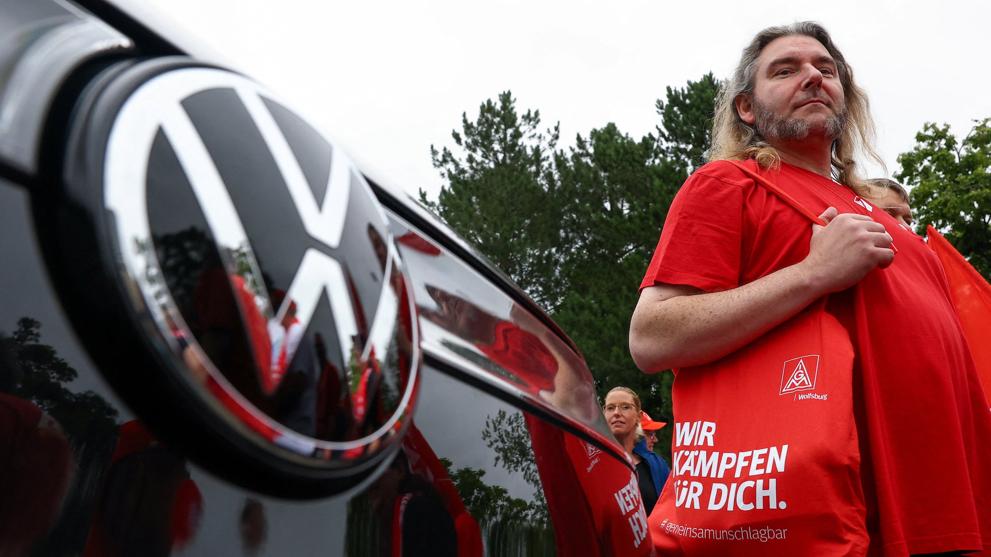 Employees of carmaker Volkswagen AG and IG Metall union members rally on the grounds of the Volkswagen headquarters on the day of the supervisory board meeting, in Wolfsburg, Germany, Thursday, July 9, 2026. (Lisi Niesner/Pool Photo via AP)
