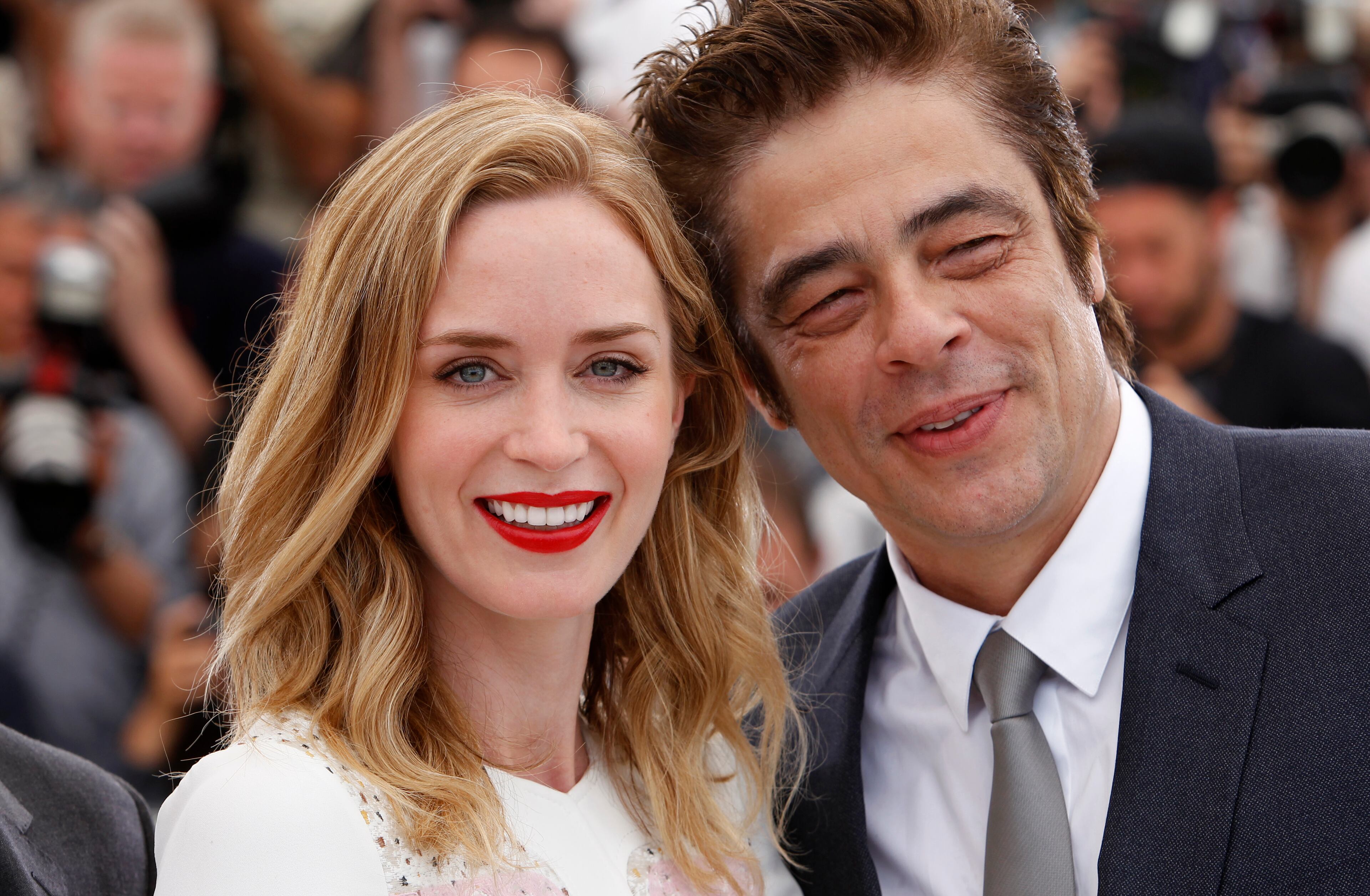 Actors Benicio del Toro, right, and Emily Blunt pose for photographers during a photo call for the film Sicario, at the 68th international film festival, Cannes, southern France, Tuesday, May 19, 2015. (AP Photo/Lionel Cironneau)
