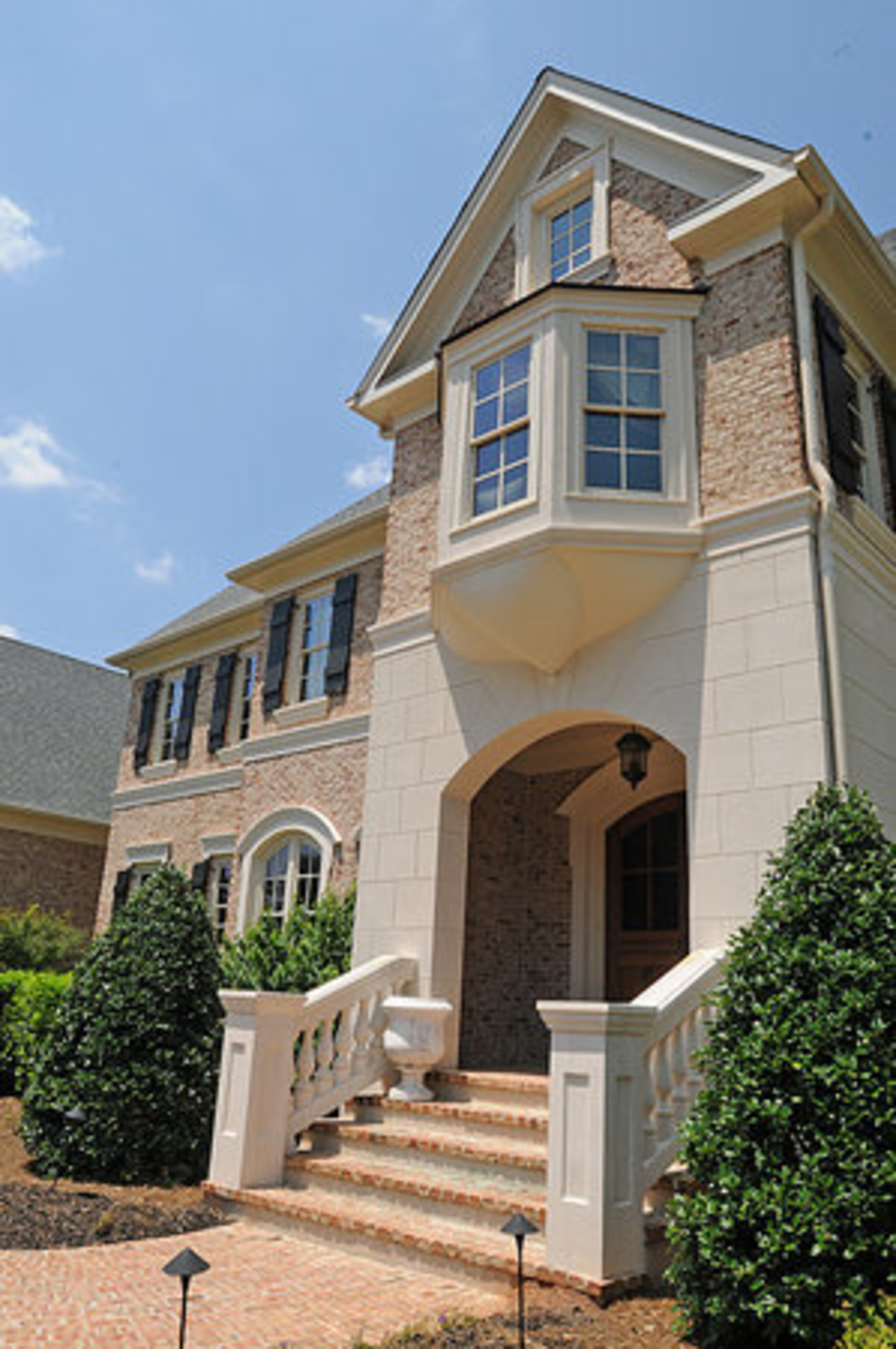 The Roswell home of Antonio and Kendra Davis exhibits elegance while remaining warm and welcoming. The house has over 16,000 square feet. Antonio and Kendra bought it two years ago. From the exquisitely manicured landscaping to the sumptuous interior decor, this estate leaves quite an impression. Their home is on the market and is being handled by Elite Real Estate Properties.