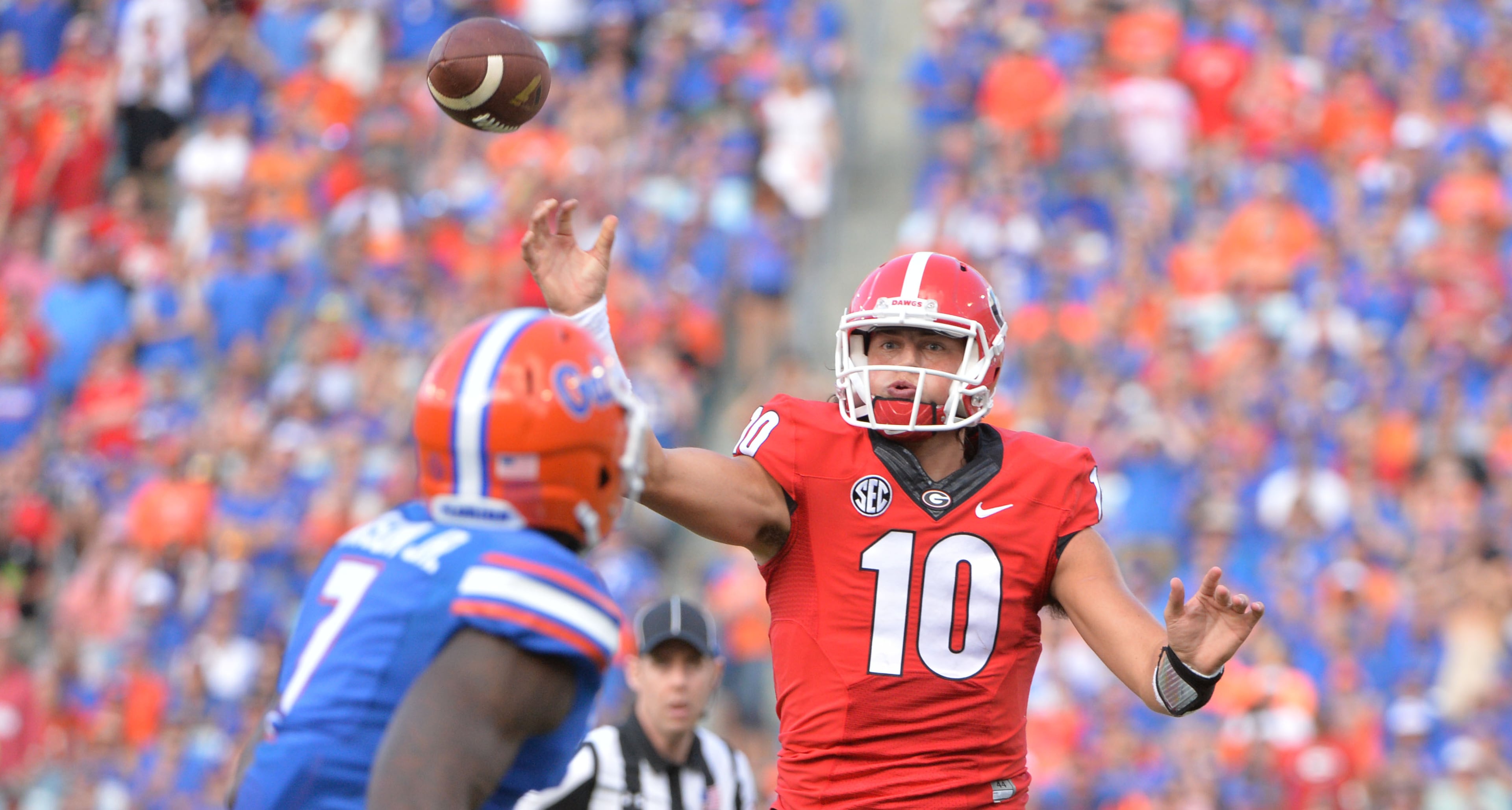 October 29, 2016 Jacksonville, Fla. - Georgia quarterback Jacob Eason (10) gets off a pass to Georgia wide receiver Riley Ridley (8) in the first half of Georgia and Florida game at EverBank Field in Jacksonville, Florida on Saturday, October 29, 2016. HYOSUB SHIN / HSHIN@AJC.COM