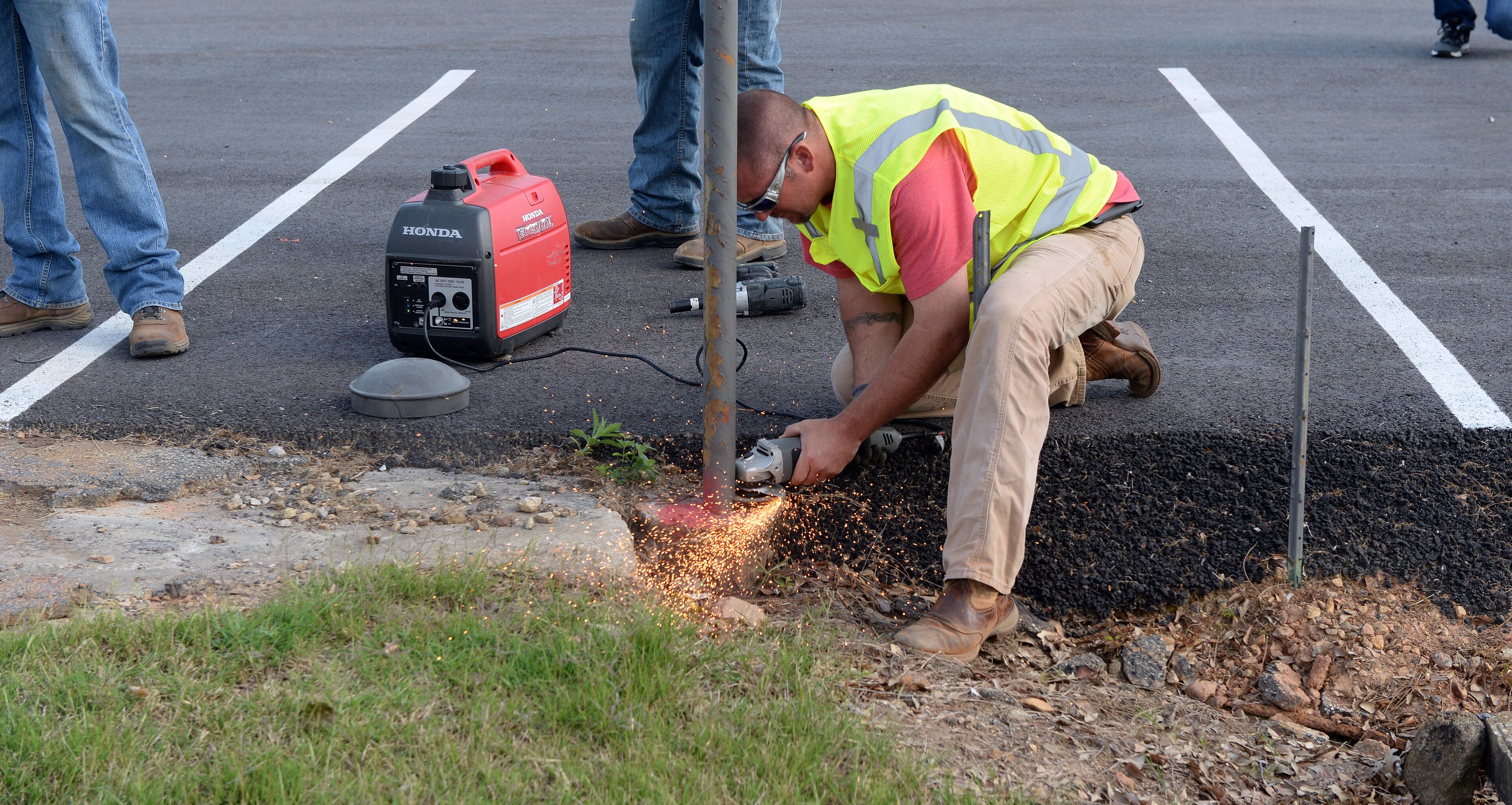 APRIL 30, 2016 ATLANTA A worker takes down a fence post while crews move a retired Boeing 747-400 to the Delta Flight museum Saturday, April 30, 2016. Officials stopped traffic on Woolman Place and Toffie Terrace and also removed several obstructions as the plane rolled across the street. KENT D. JOHNSON /kdjohnson@ajc.com #delta747experience