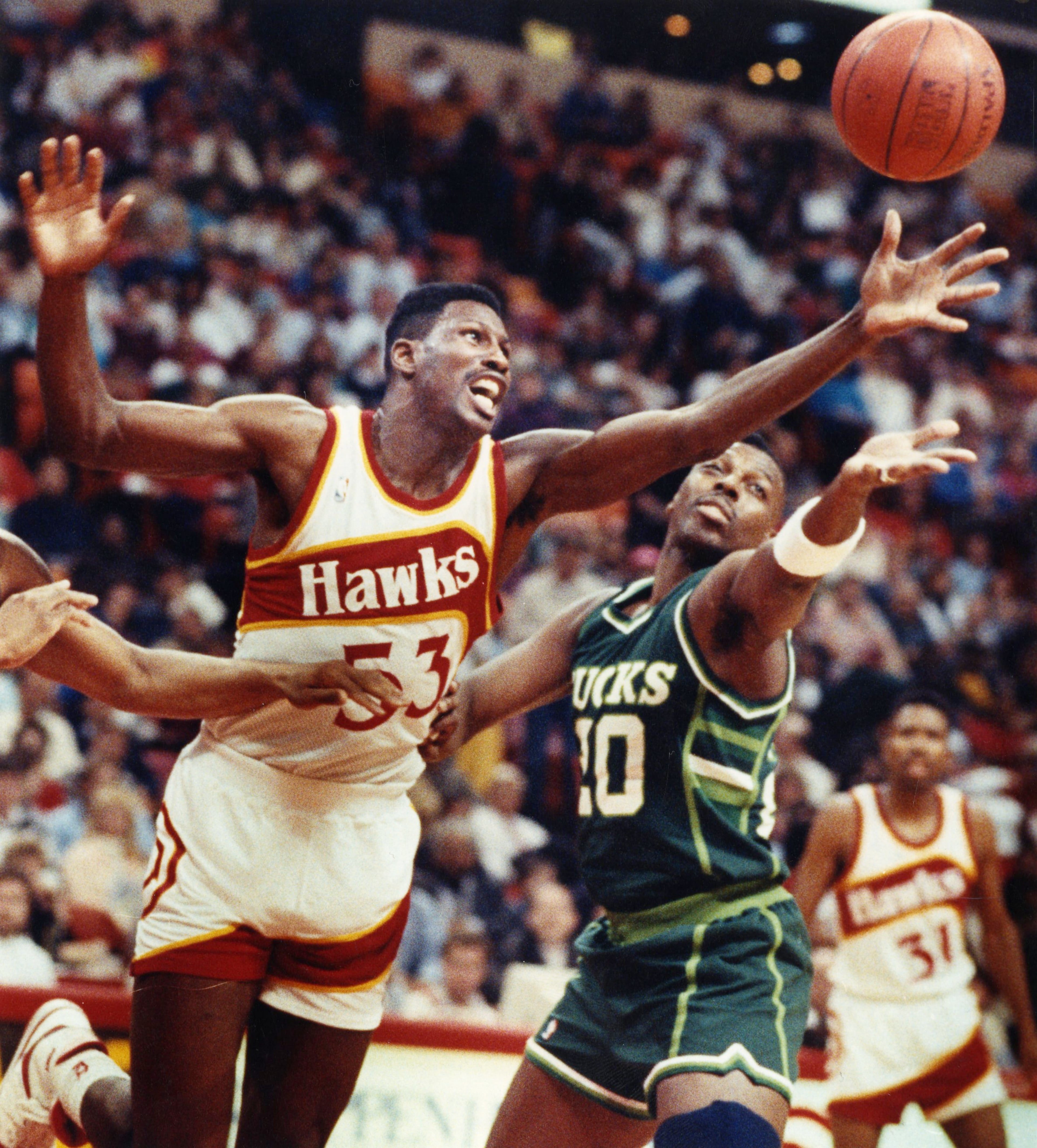 The Hawks' Cliff Levingston battles for a loose ball with the Bucks' Jeff Grayer in 1990. AJC file photo