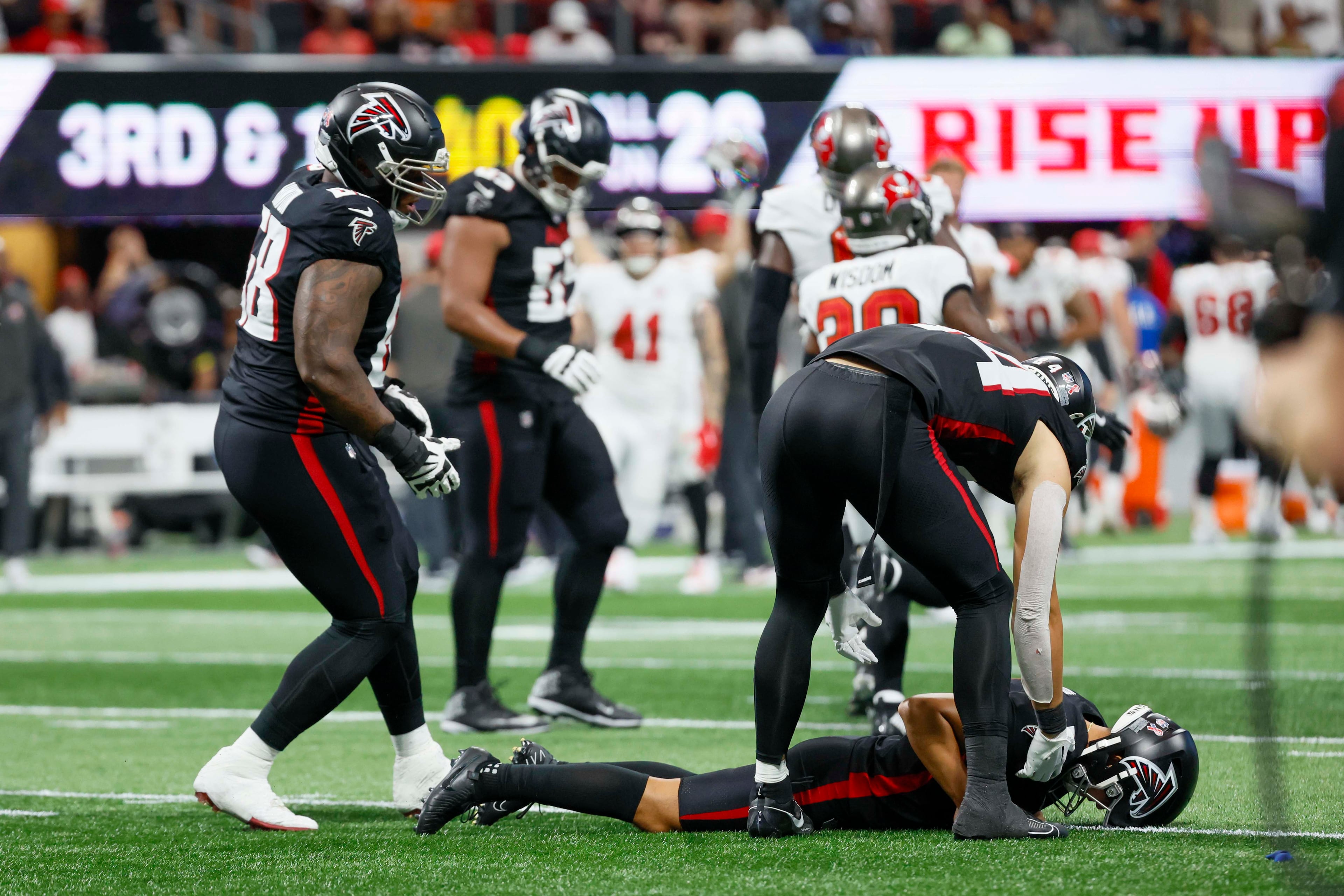 Atlanta Falcons players help Atlanta Falcons place kicker Younghoe Koo (6) to get up after missing a field goal in the last second of the game. The Atlanta Falcons lost 23-20 against the Tampa Bay Buccaneers at Mercedes-Benz Stadium on Sunday, September 7, 2025, in Atlanta.
(Miguel Martinez/ AJC)