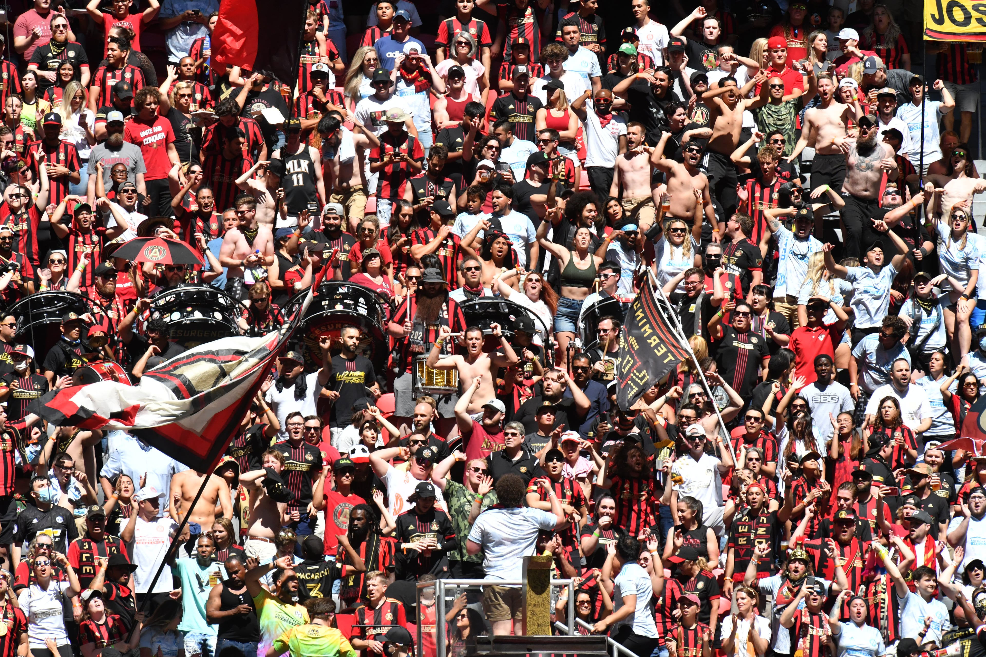 Atlanta United fans cheer for their team at Mercedes-Benz Stadium in Atlanta. (Hyosub Shin / Hyosub.Shin@ajc.com)