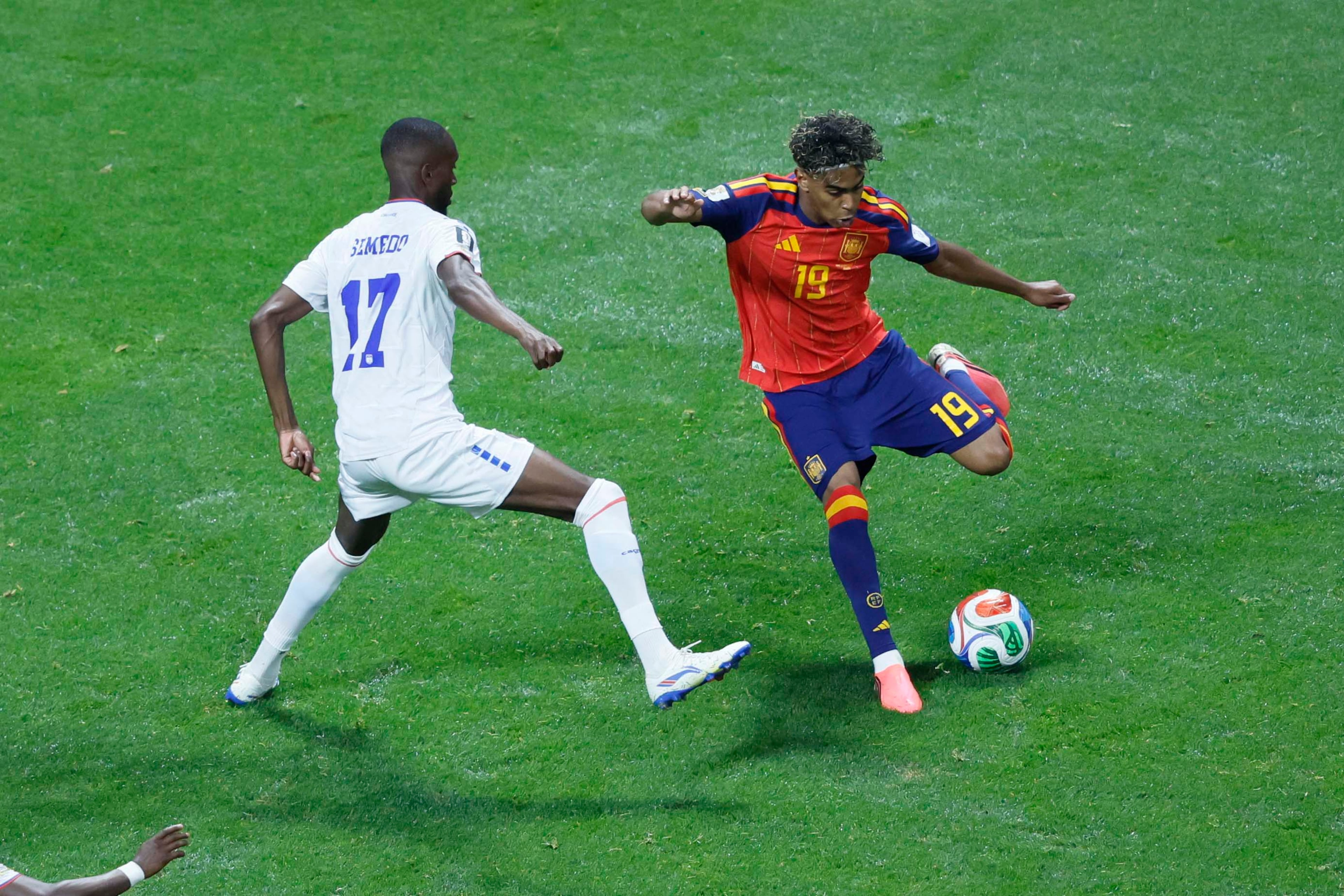 Spain forward Lamine Yamal (19) dribbles under pressure during a World Cup Group H match between Spain and Cape Verde at Atlanta Stadium (Mercedes-Benz Stadium) on Monday, June 15, 2026. (Miguel Martinez/AJC)