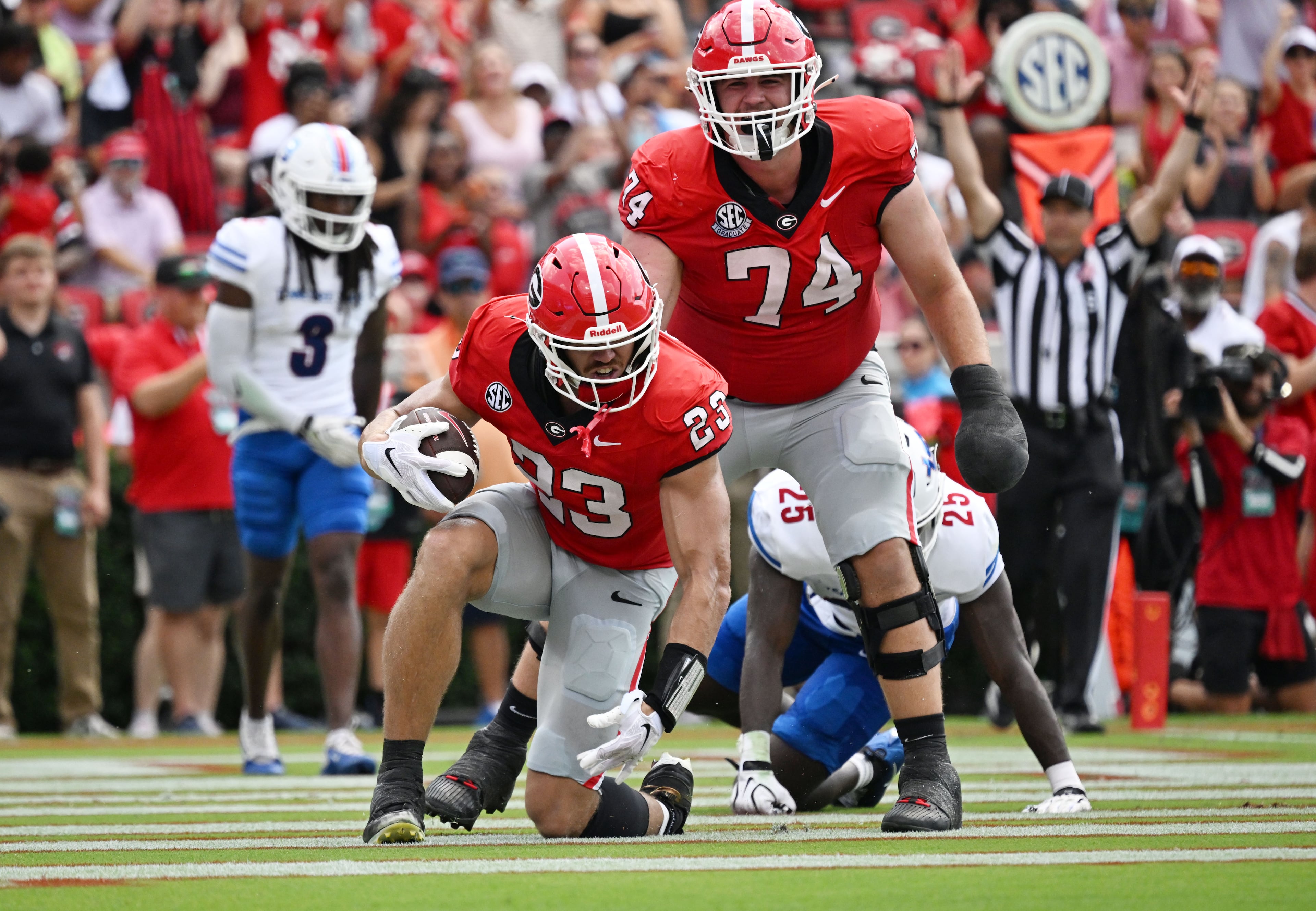 Georgia tight end Jaden Reddell scores a touchdown during the first half in an NCAA football game vs. Tennessee State at Sanford Stadium on Saturday, Sept. 5, 2026, in Athens, Ga. (Hyosub Shin/AJC)