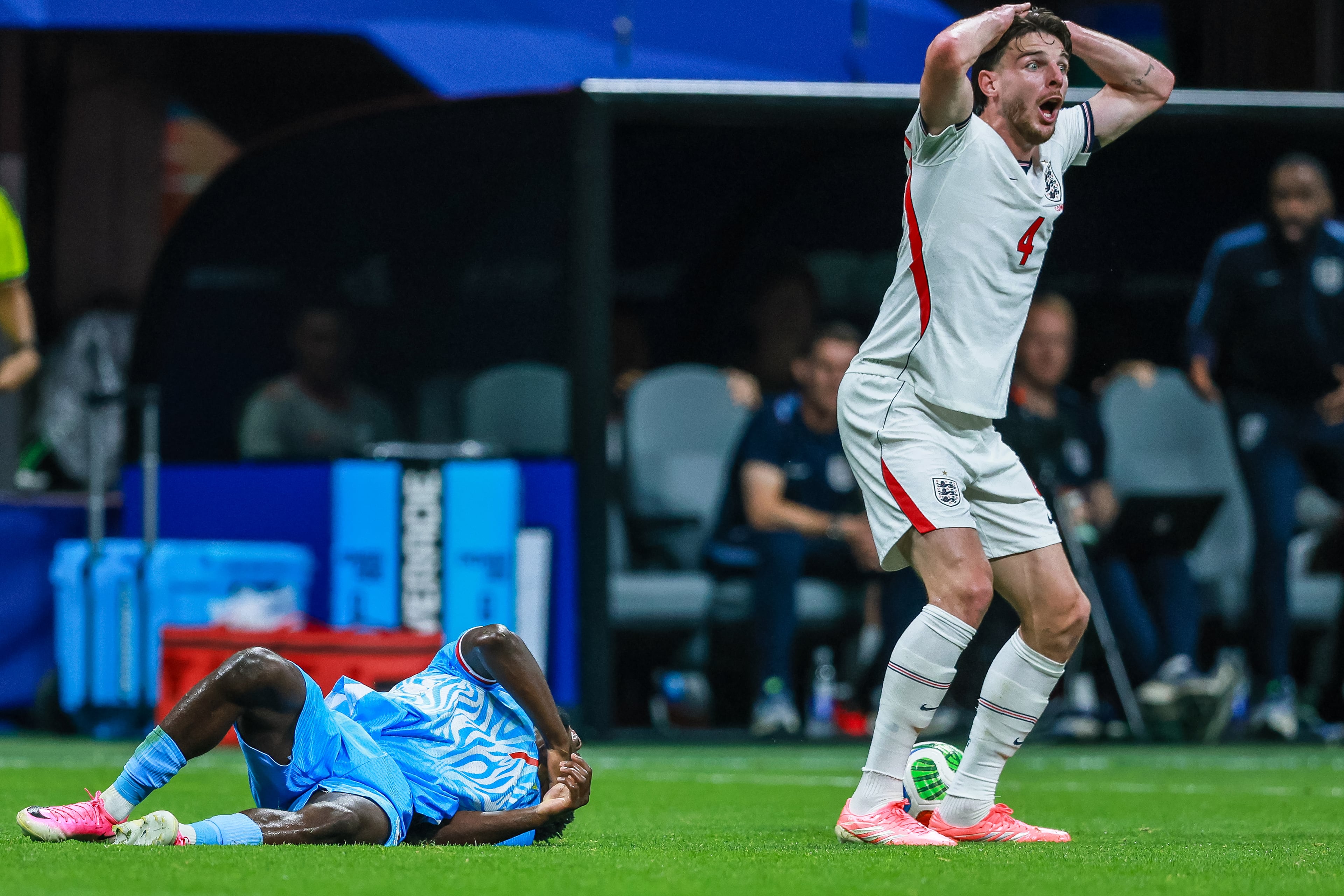 England midfielder Declan Rice (right) reacts after a penalty charged against teammate Marcus Rashford during the first half of a FIFA World Cup round of 32 match at Atlanta Stadium (Mercedes-Benz Stadium) on Wednesday, July 1, 2026, in Atlanta. (Jason Getz/AJC)