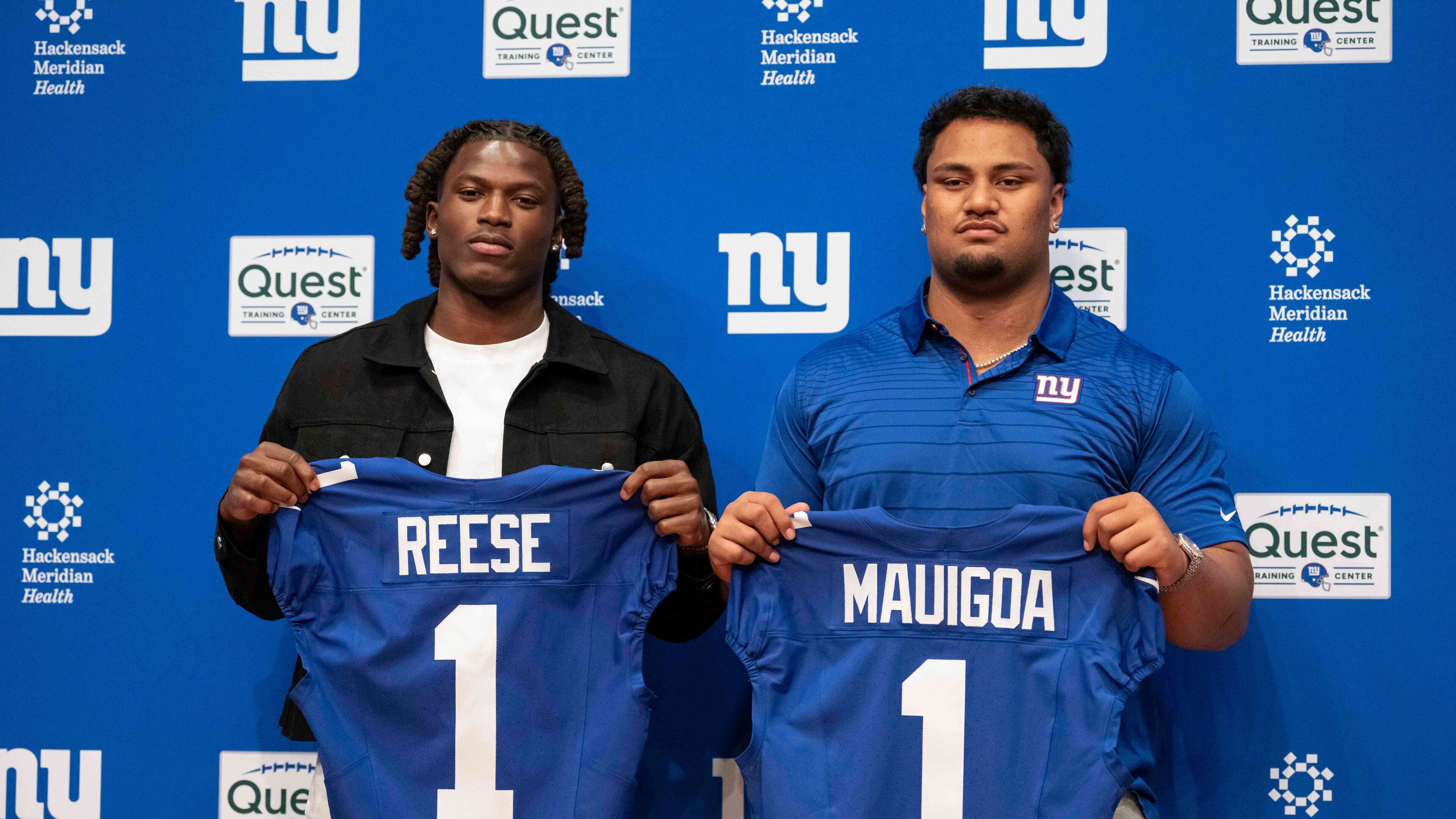 New York Giants' first round draft pick Arvell Reese, left, and Francis Mauigoa, right, pose for a picture during an NFL football press conference at the team's training facility, Friday, April 24, 2026, in East Rutherford, N.J. (AP Photo/Yuki Iwamura)