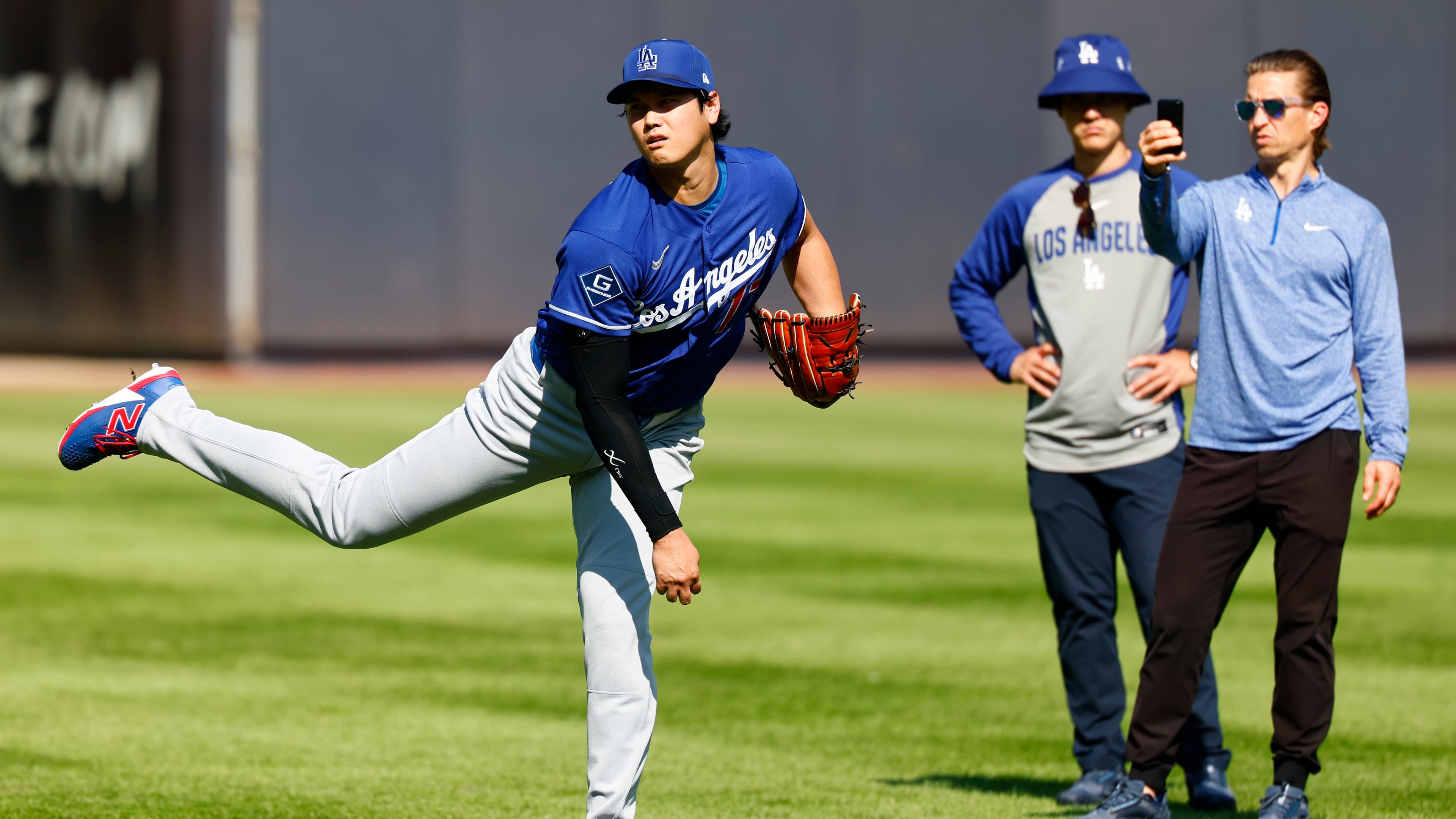 Los Angeles Dodgers' Shohei Ohtani, left, throws in the outfield before the second game of a baseball doubleheader against the New York Yankees, Sunday, July 19, 2026, in New York. (AP Photo/Noah K. Murray)