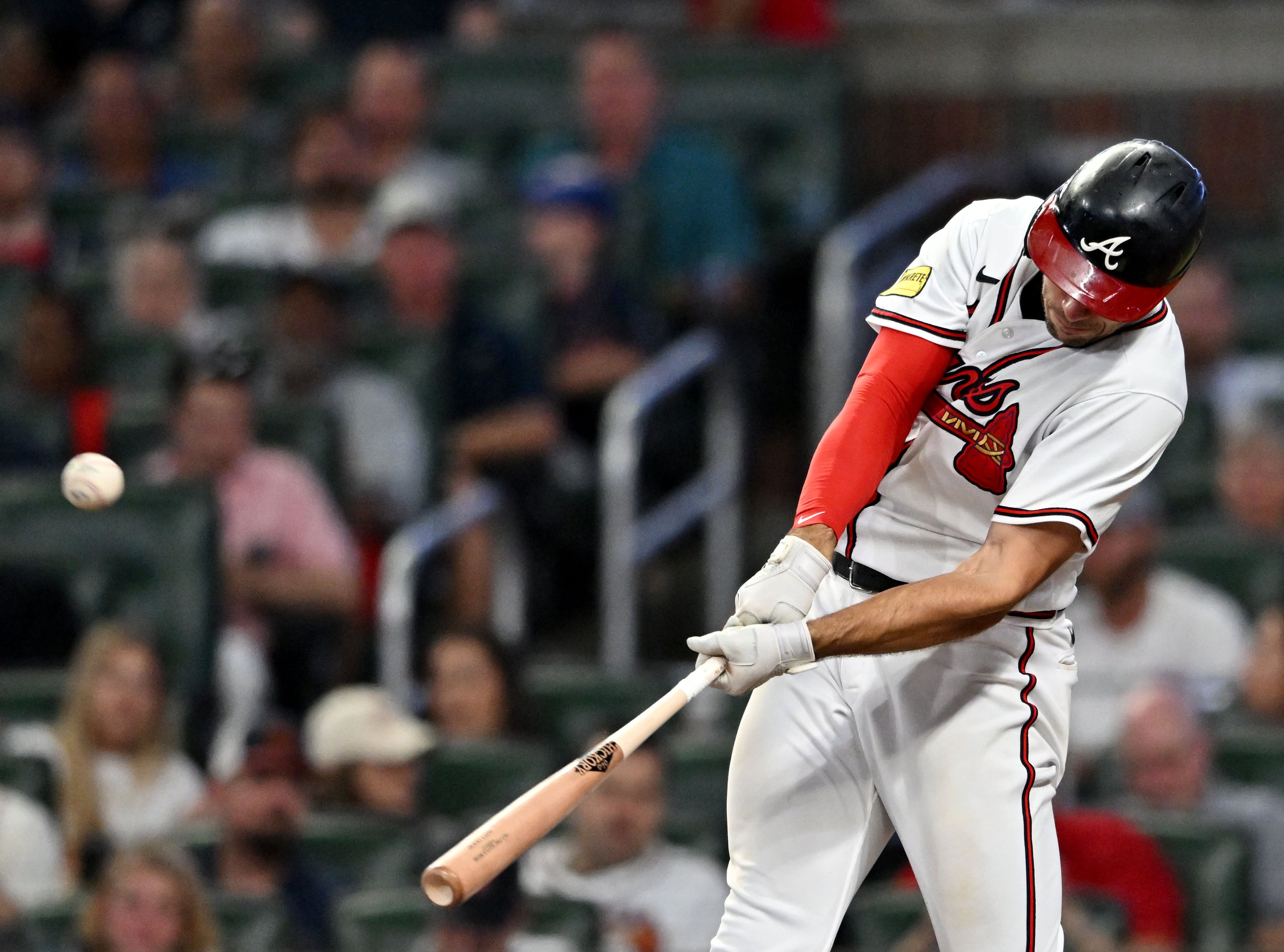 Atlanta Braves first baseman Matt Olson (28) hits a solo home run during the sixth inning. (Hyosub Shin / Hyosub.Shin@ajc.com)