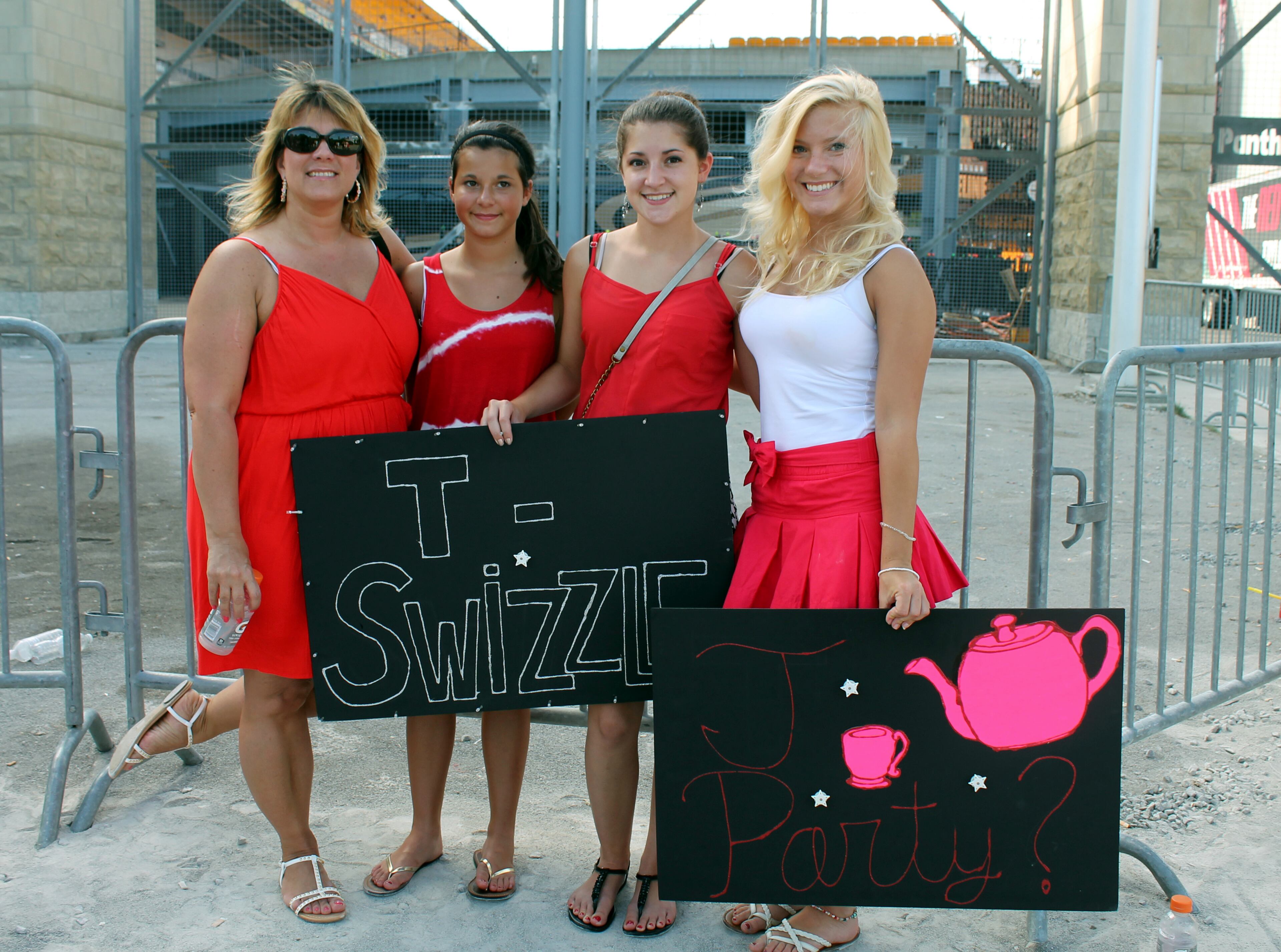 Donna and Natalie Anglemeyer, Alexis Collins and Emily Anglemeyer