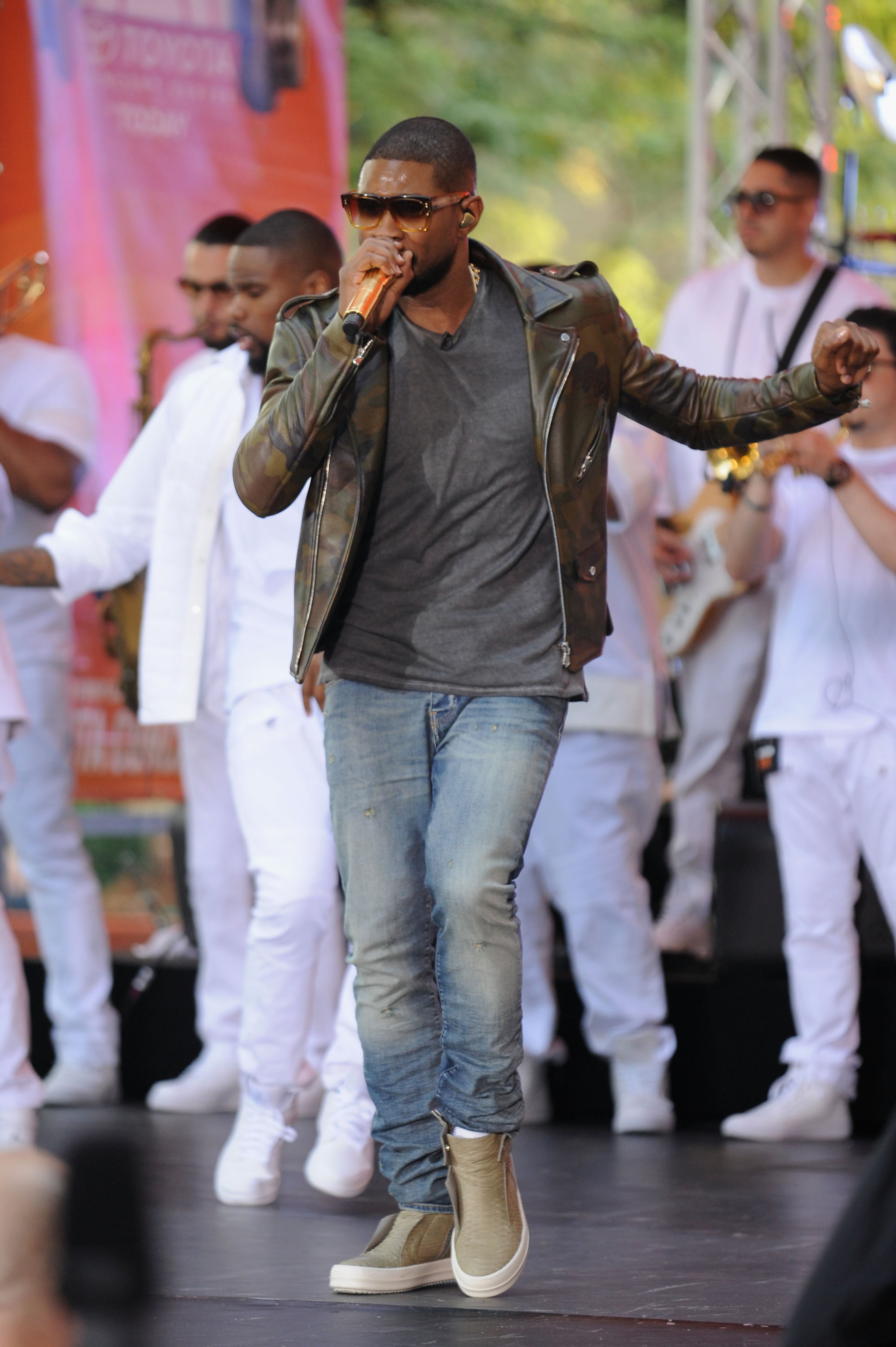 NEW YORK, NY - SEPTEMBER 05: Singer Usher performs on NBC's "Today" at the NBC's TODAY Show on September 5, 2014 in New York, New York. (Photo by Andrew Toth/Getty Images)