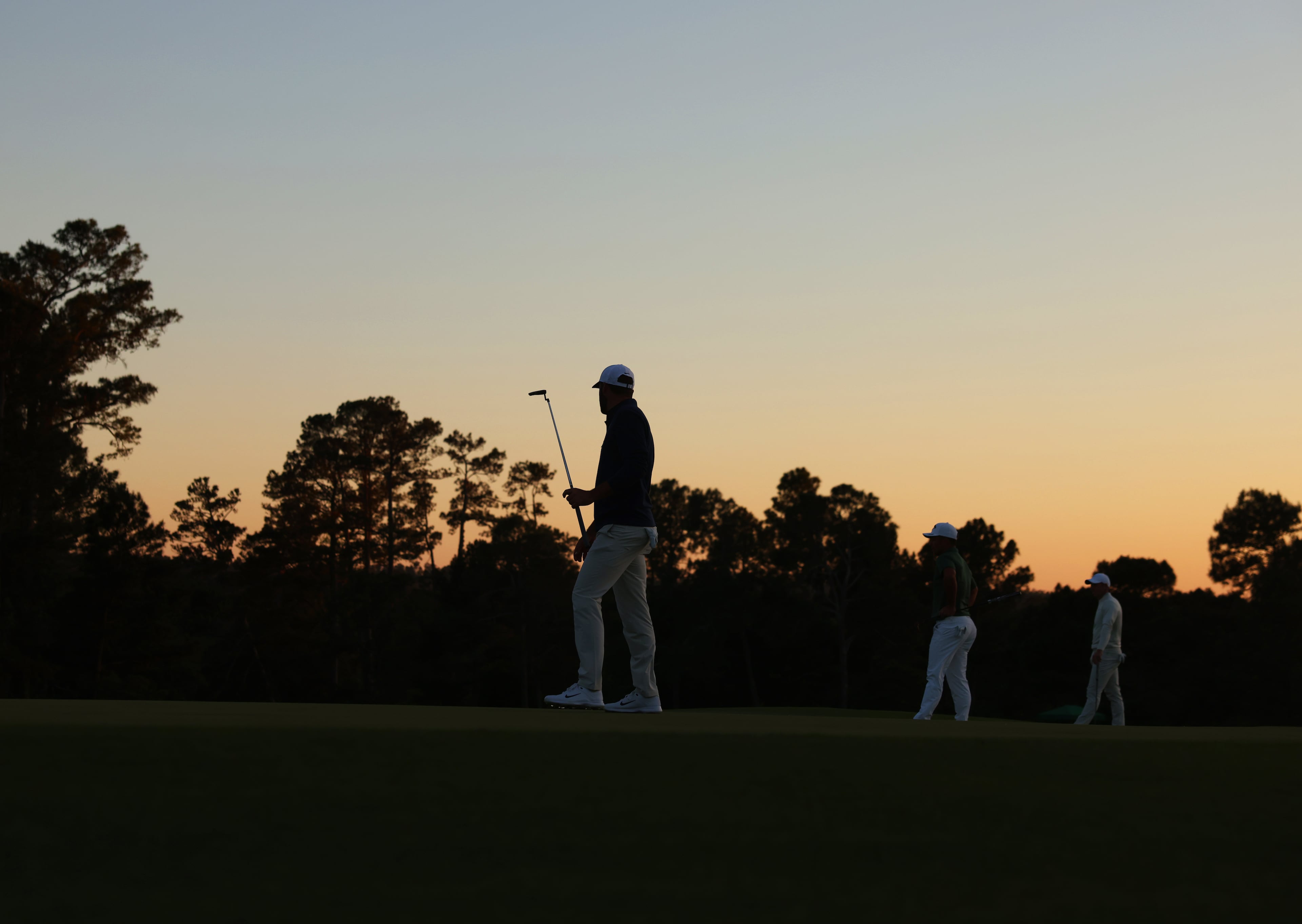 Scottie Scheffler watches his putt on 18th green during second round of the 2024 Masters Tournament at Augusta National Golf Club, Friday, April 12, 2024, in Augusta, Ga. Jason Getz / Jason.Getz@ajc.com)