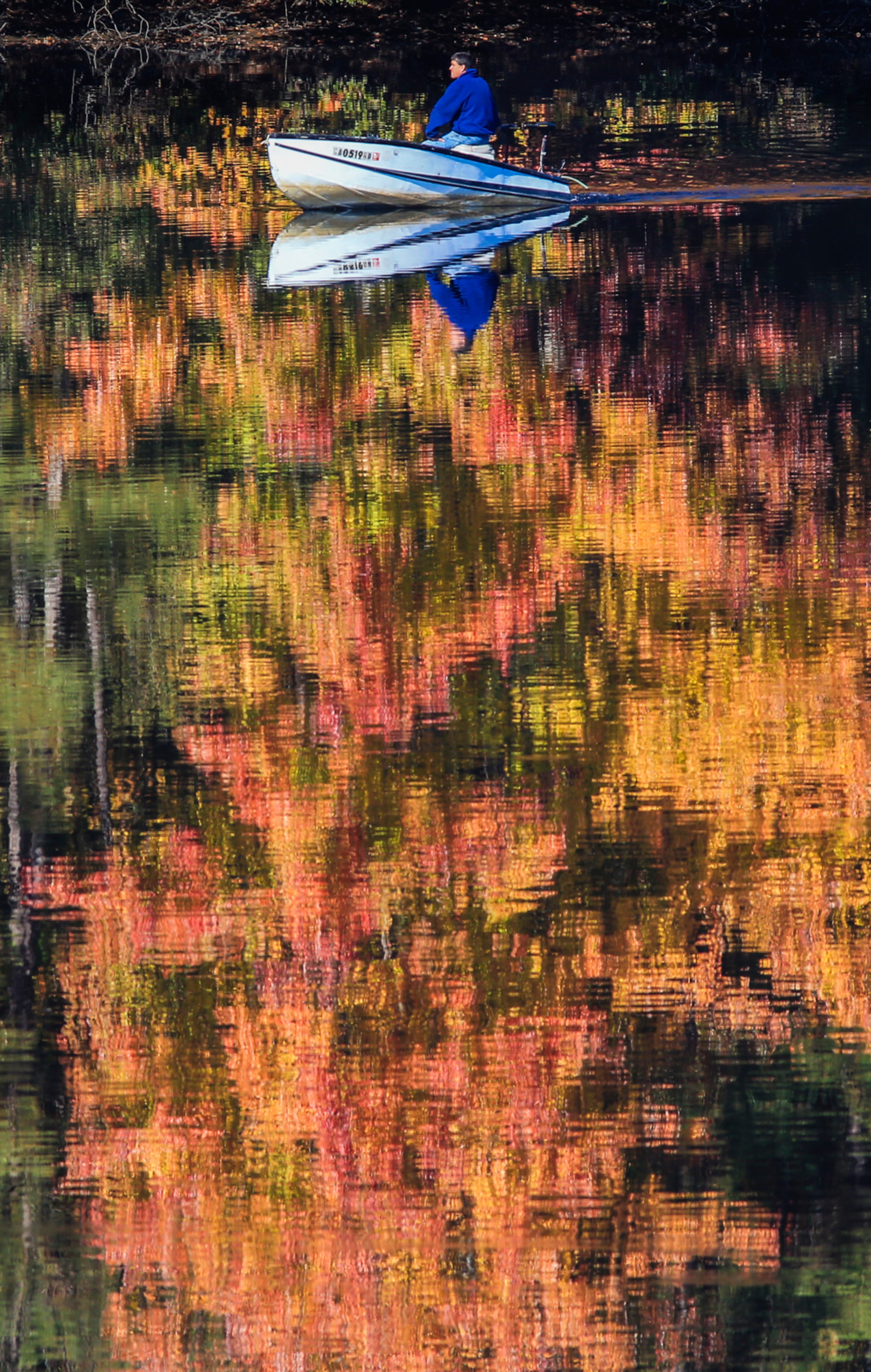 November 18, 2016 Stone Mountain Park: Greg Abbott from Conyers spent most of Friday morning fishing for bass and came up with nothing on Stone Mountain Lake. But he did catch a smoke-free day. South and southeast winds kept metro Atlanta in smoke-free conditions Friday, Nov. 18, 2016. Winds blowing smoke from wildfires in the North Georgia mountains began to shift Thursday from north to south, according to Channel 2 Action News. Breezes stayed along the south and southeast courses Friday. That means wind will continue to blow smoke away from metro areas. The Air Quality Index was at 121 in metro Atlanta at 10 a.m., according to AirNow, which keeps track of air quality changes. Air quality has been a problem most this week, even worsening to a code red for âunhealthyâ air that puts everyone, not just those with respiratory issues, at risk. âOf course all of you living up in the mountain counties, you are going to be inundated with the smoke,â Channel 2 meteorologist Karen Minton said. The forecast for Saturday will be sunny with a high of 79 and a low of 48. JOHN SPINK /JSPINK@AJC.COM
