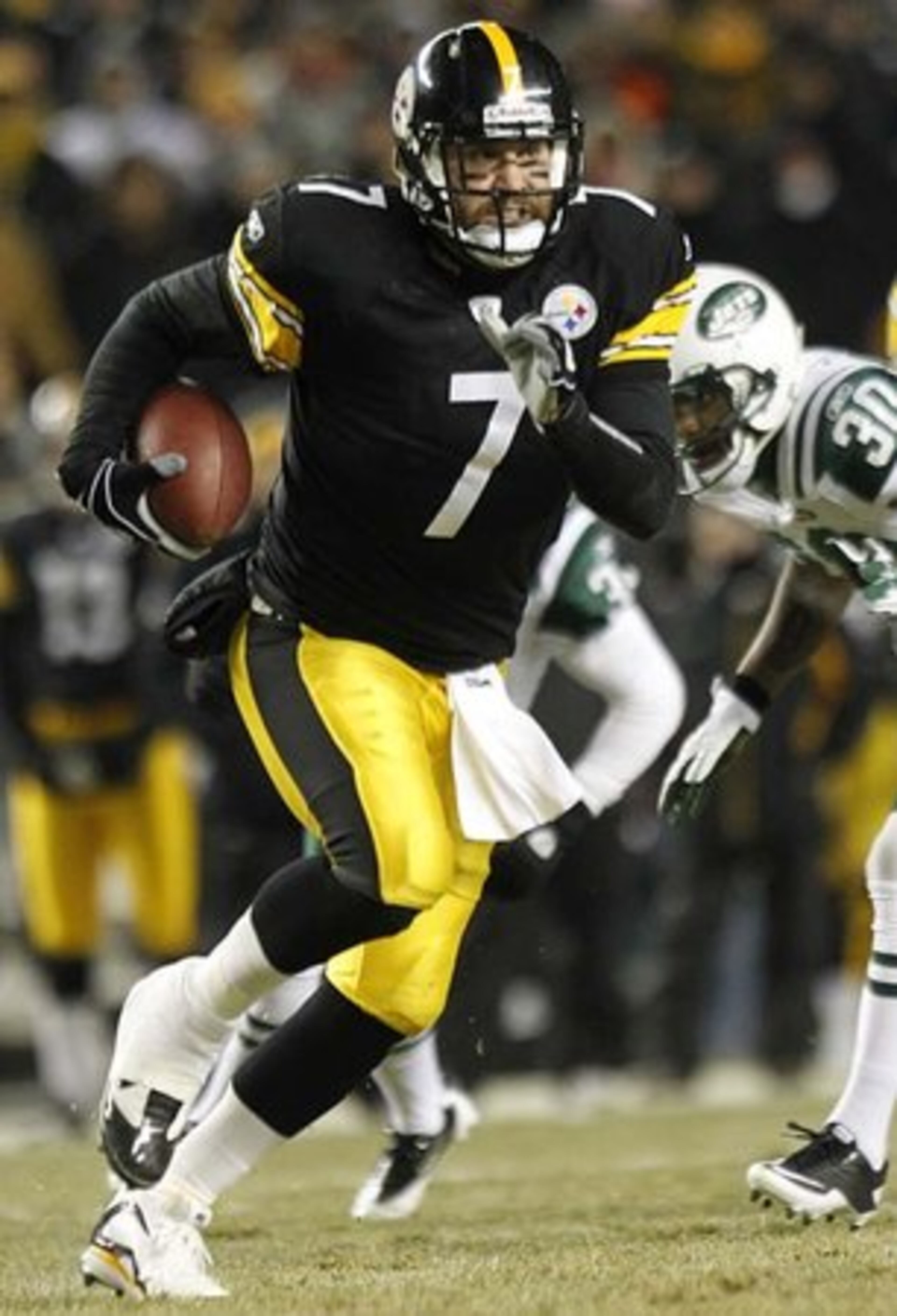 Pittsburgh Steelers quarterback Ben Roethlisberger runs the ball against the New York Jets during the first half of the AFC Championship NFL football game in Pittsburgh, Sunday, Jan. 23, 2011.