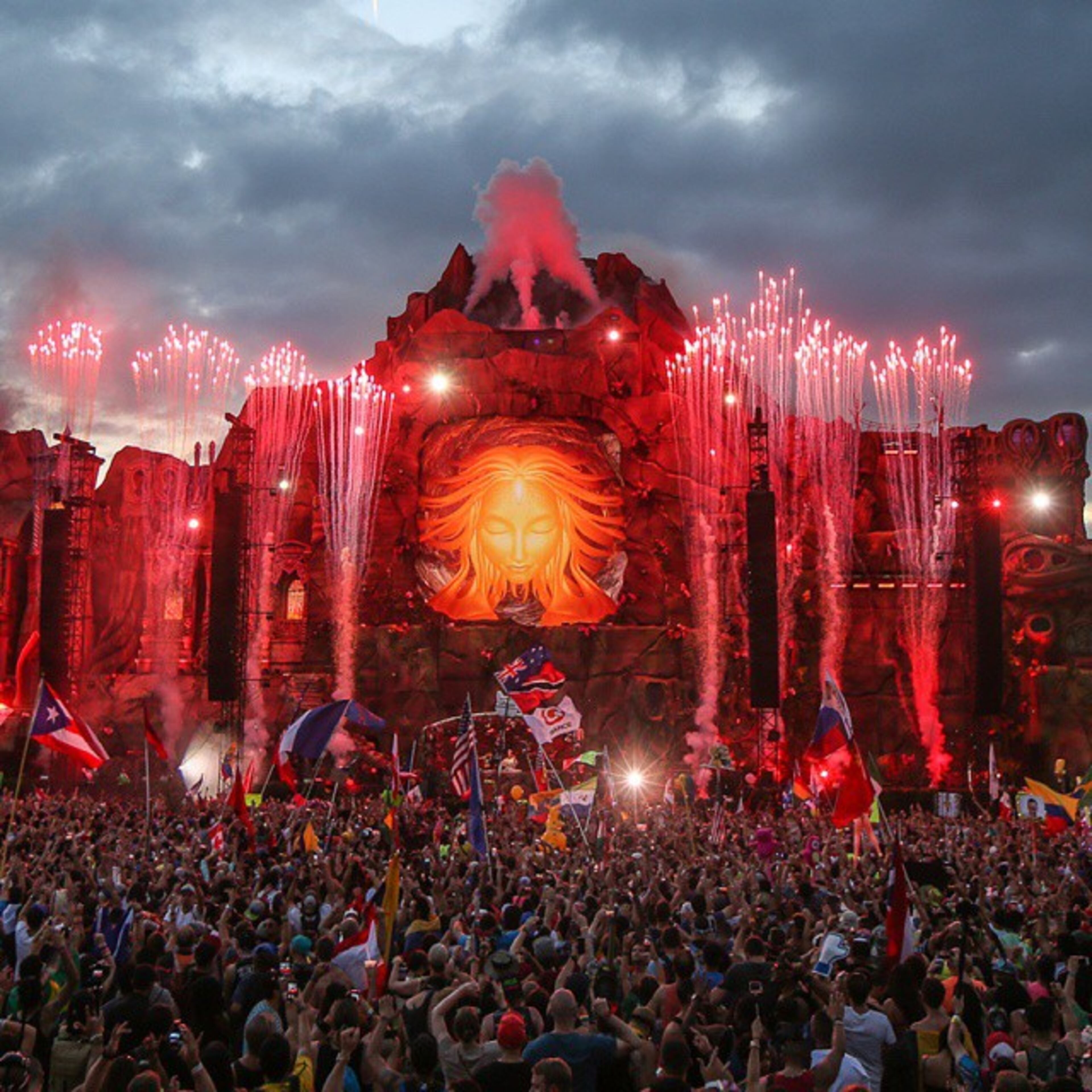 rudgrcom: @nervo music firing it up! #TomorrowWorld