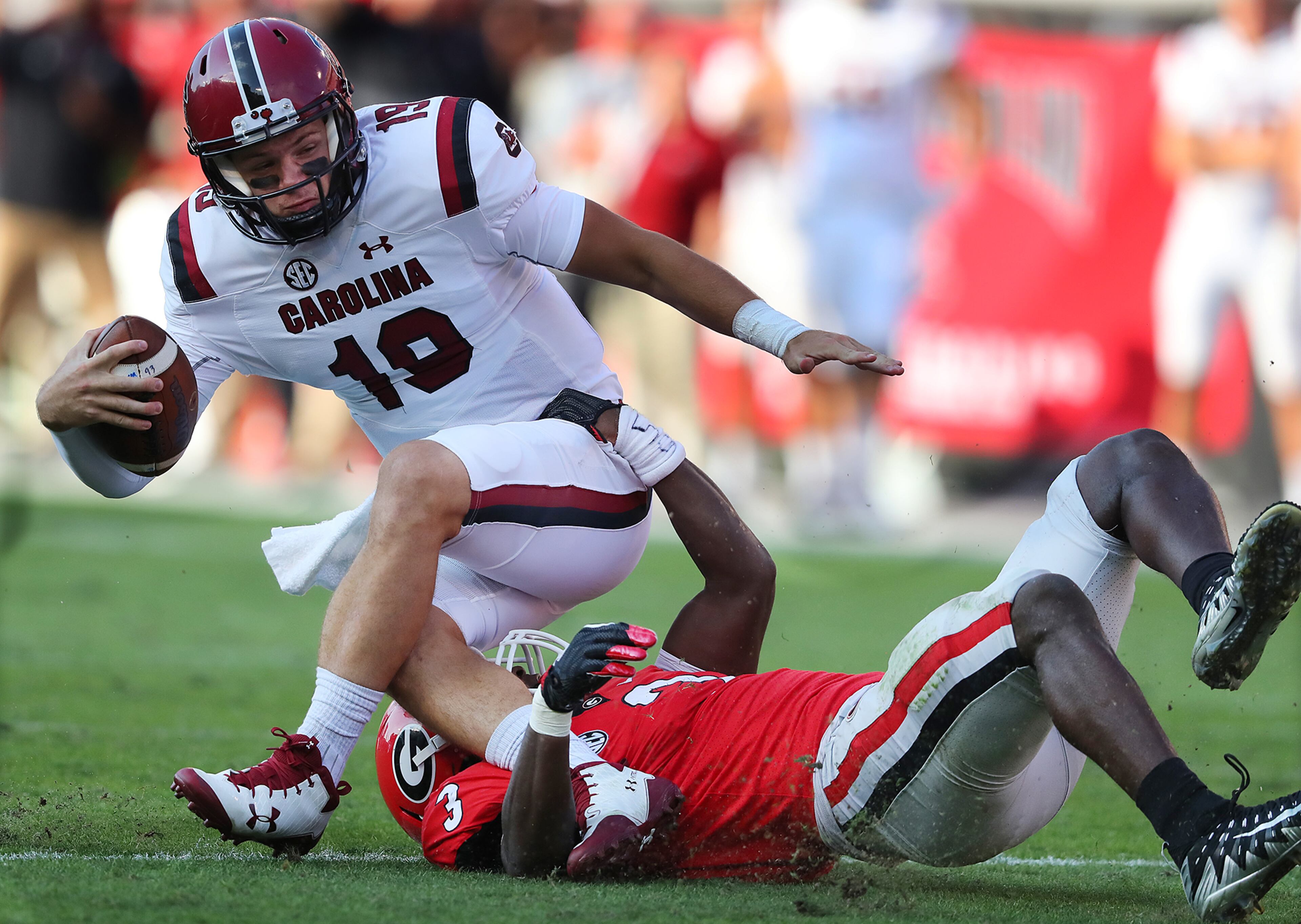 November 4, 2017 Athens: Georgia linebacker Roquan Smith sacks South Carolina quarterback Jake Bentley during the second quarter in a NCAA college football game on Saturday, November 4, 2017, in Athens. Curtis Compton/ccompton@ajc.com